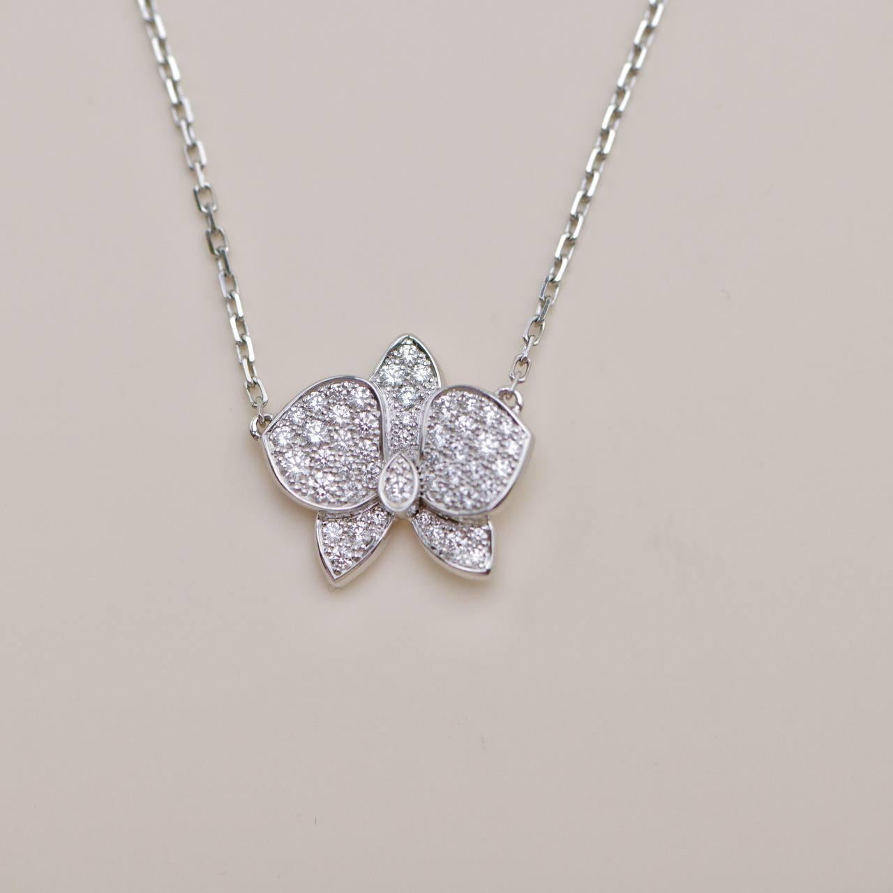 Cartier Caresse d'Orchidées par Cartier Diamond 18K White Gold Pendant Necklace In Excellent Condition For Sale In Banbury, GB