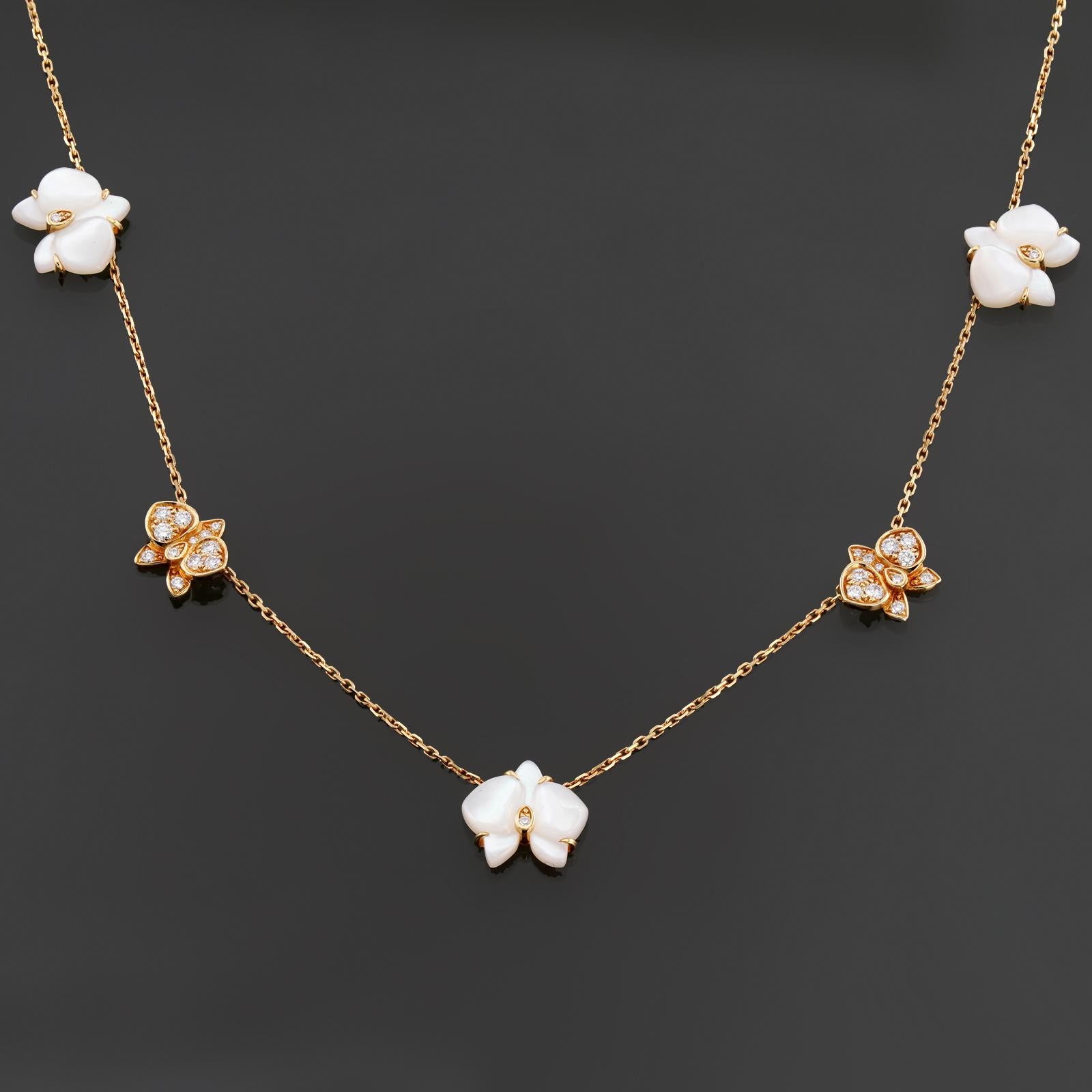 Dieses exquisite Collier Caresse d'Orchidées par Cartier ist mit zarten Blumen aus 18 Karat Gelbgold und Perlmutt verziert und mit runden Diamanten im Brillantschliff D-E-F VVS1-VVS2 besetzt. Hergestellt in Frankreich um 2017. Abmessungen: 0,43
