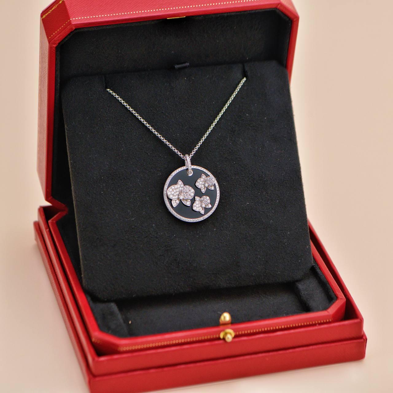 SKU	33301503
Kommt mit	Vollständiger Satz (Box + Karte)
Datum	2011
Modell	N7067800
Seriennummer	RN****
Metall	18k Weißgold
Steine	Diamant, Onyx
Gewicht	Ungefähr 22,39 g
Länge	Ungefähr 82 cm
Breite	Ungefähr 2,7
