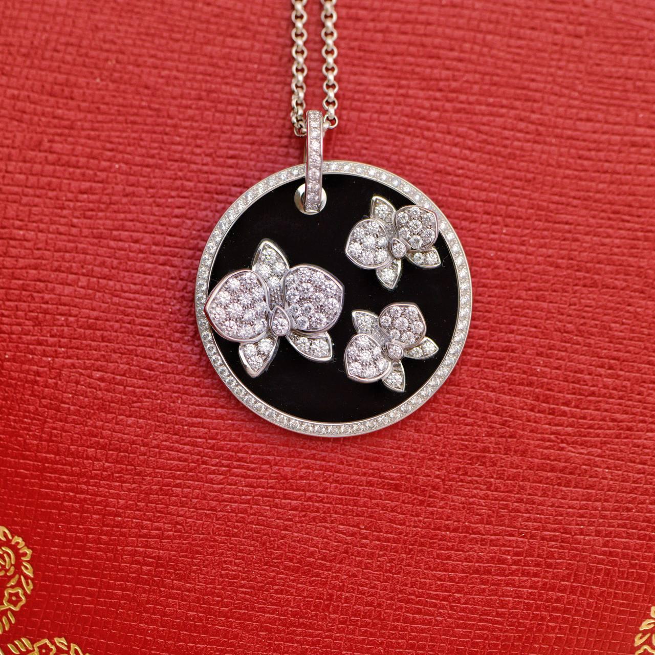 Cartier Caresse D'Orchidees Par Diamant Onyx 18K Weißgold Halskette für Damen oder Herren im Angebot