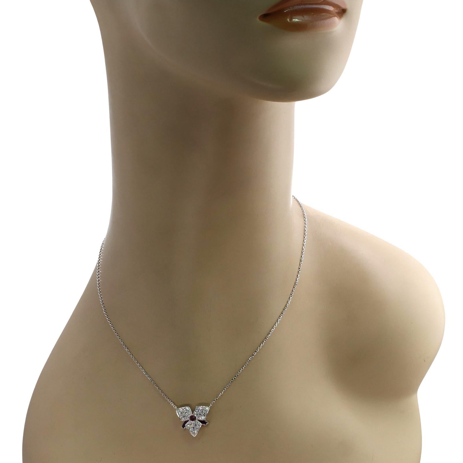 Ce splendide collier de la superbe collection Caresse D'Orchidees est réalisé en or blanc 18 carats et présente un pendentif géométrique en forme d'orchidée, pavé de diamants E-F-G VVS1-VVS2 de taille brillant et serti d'une paire d'améthystes de