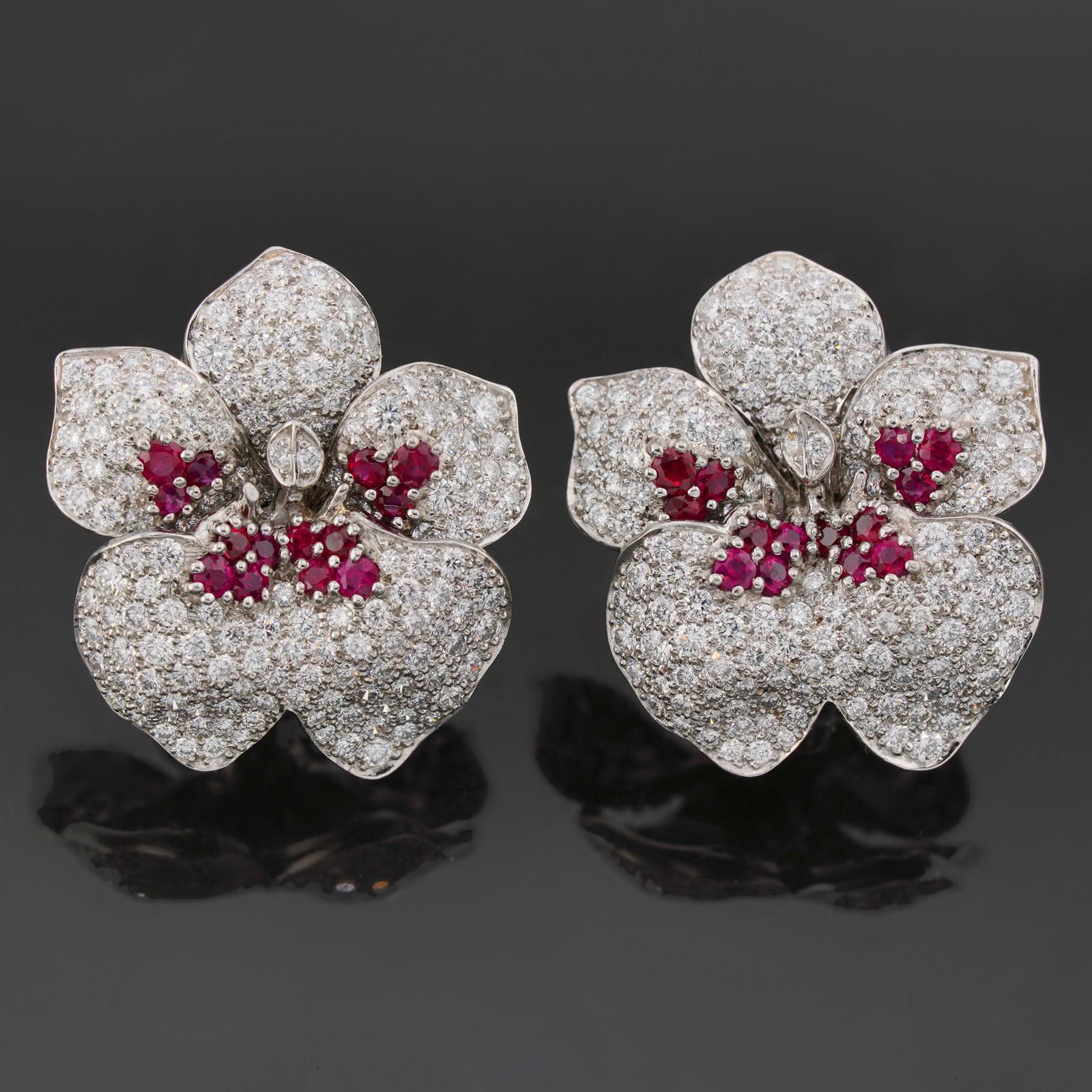 Estos impresionantes pendientes de la colección de Alta Joyería Caresse D'Orchidees de Cartier están diseñados como flores de orquídea y engastados con 26 rubíes y unos 280 diamantes brillantes redondos D-E-F VVS1-VVS2 con un peso estimado de 2,40