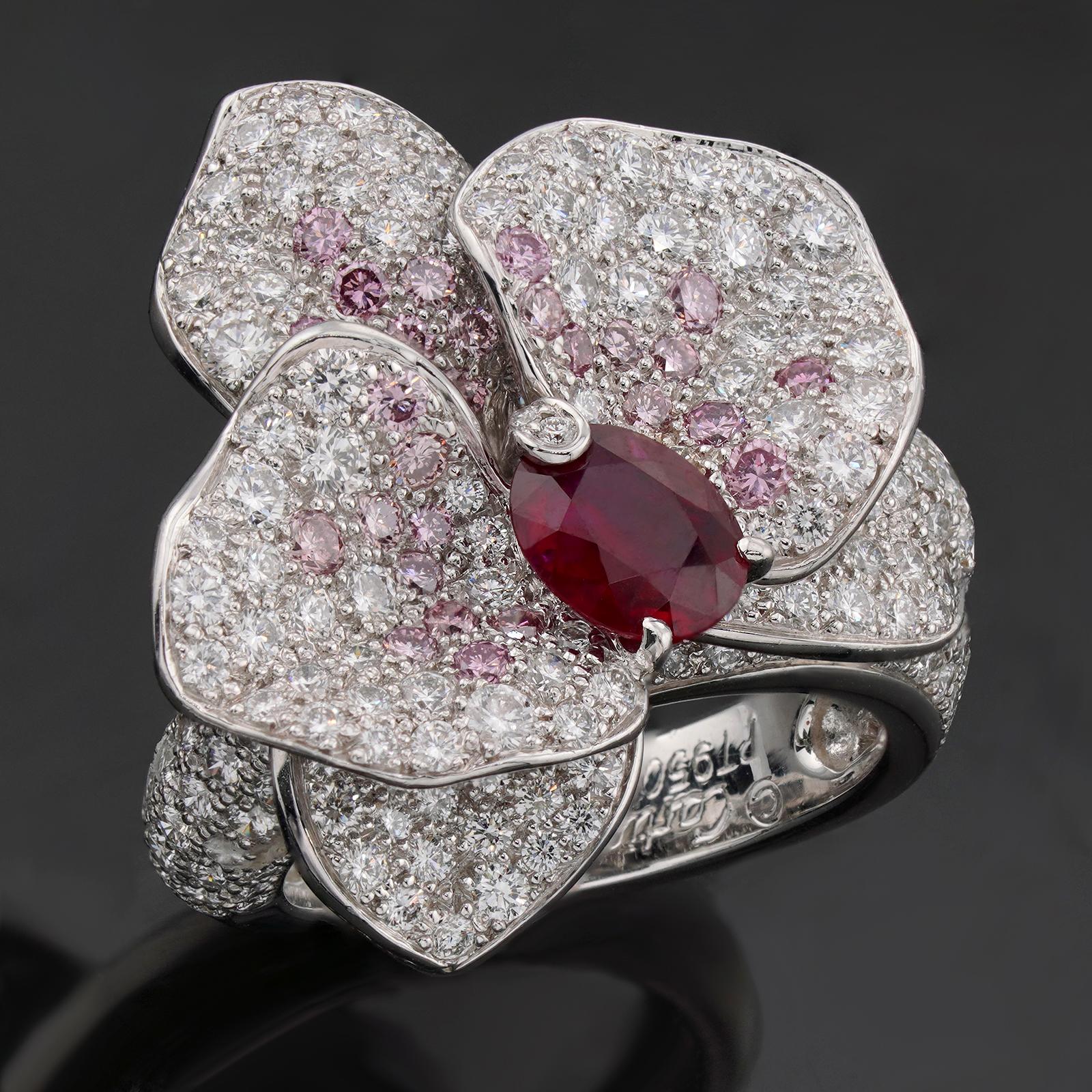 Este impresionante anillo de la colección de Alta Joyería Caresse D'Orchideescollection de Cartier está diseñado como una flor de orquídea y engastado con un rubí oval facetado natural de 6,5 mm x 7,0 mm en el centro. Los pétalos y la caña están