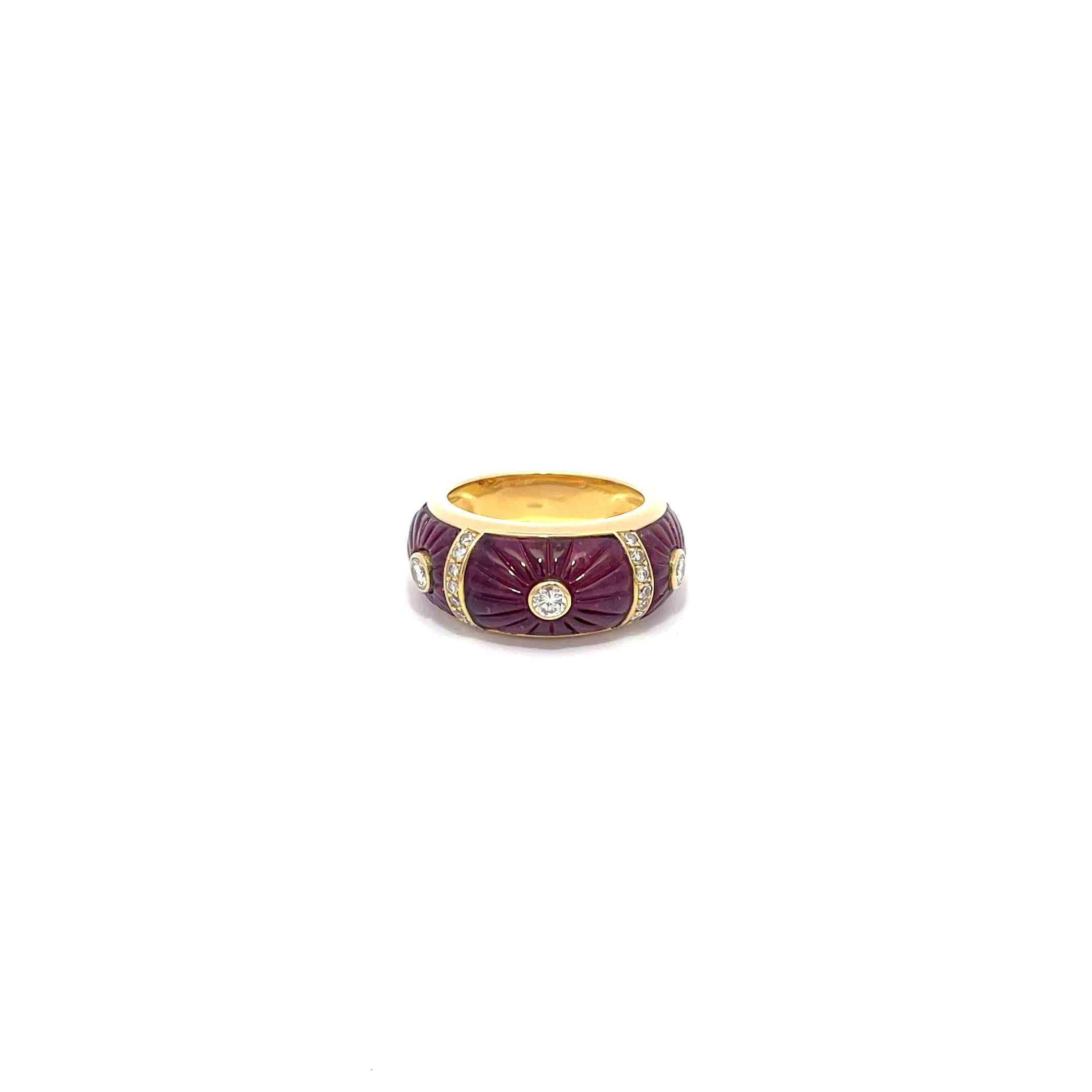 Anillo Cartier de turmalina tallada y diamantes en oro amarillo de 18 quilates. El anillo tiene aproximadamente 0,45 ctw de diamantes brillantes de talla redonda. El anillo es de talla 5, pesa 9,8 gramos y mide 9 mm de ancho.