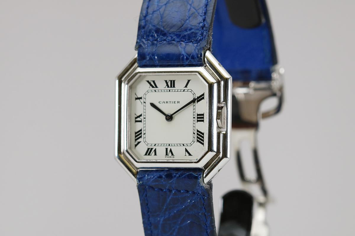 This is the large version of the Cartier Ceinture equipped with the automatic ETA movement. The white gold case with its octagonal shape has an unusual, for the time, protected crown or 