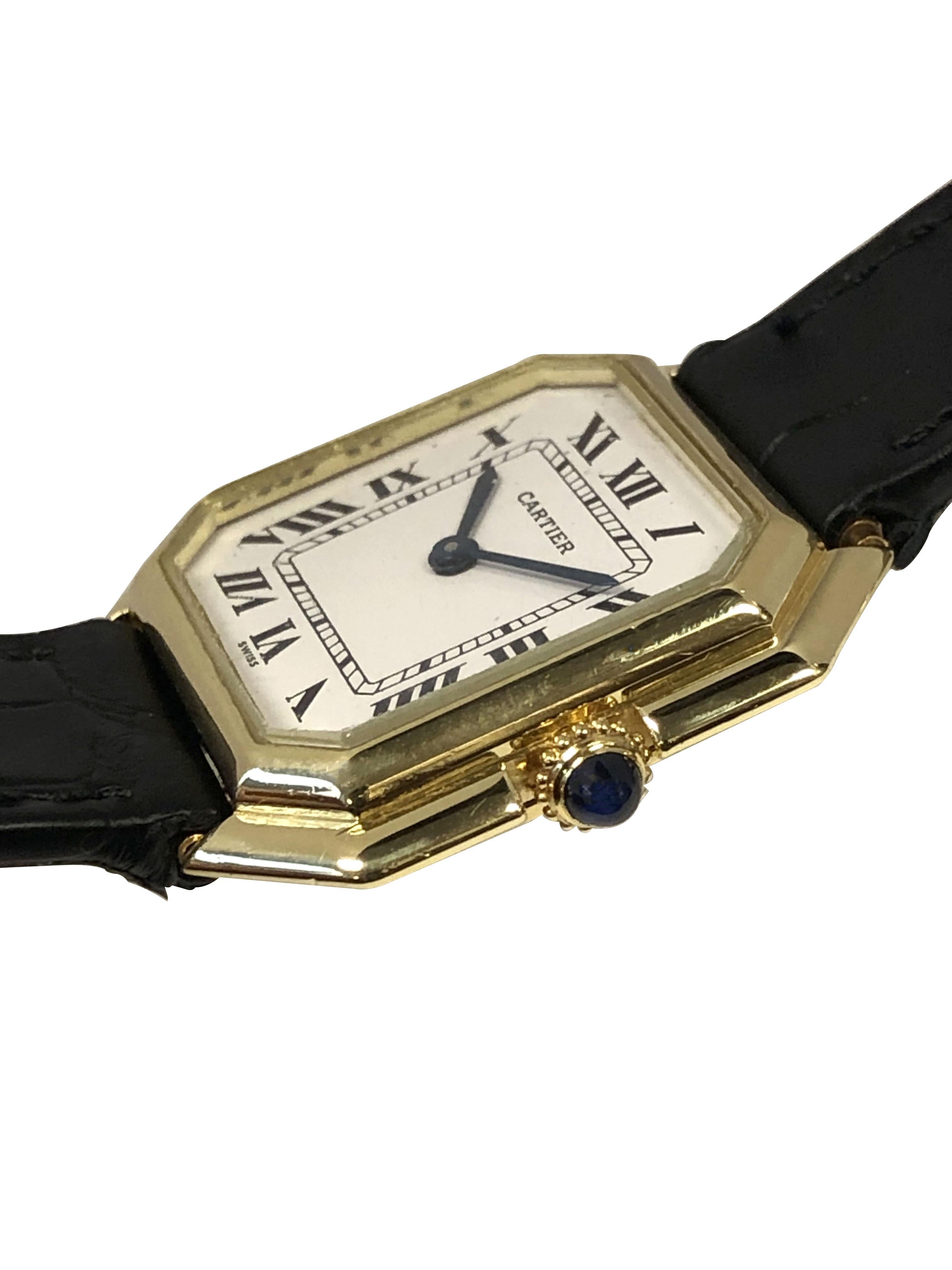 CIRCA 1970er Cartier Paris Centure Collection Armbanduhr, 18k Gelbgold 27 X 27 M.M. 2 Stück gestufte Fall. 17 Juwelen mechanische, manuelle Wind Bewegung. Weißes Zifferblatt mit schwarzen römischen Ziffern, Saphir-Krone. New Cartier Black Croco Korn