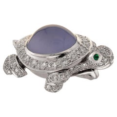 CARTIER Broche tortue en or blanc, calcédoine, émeraude et diamant