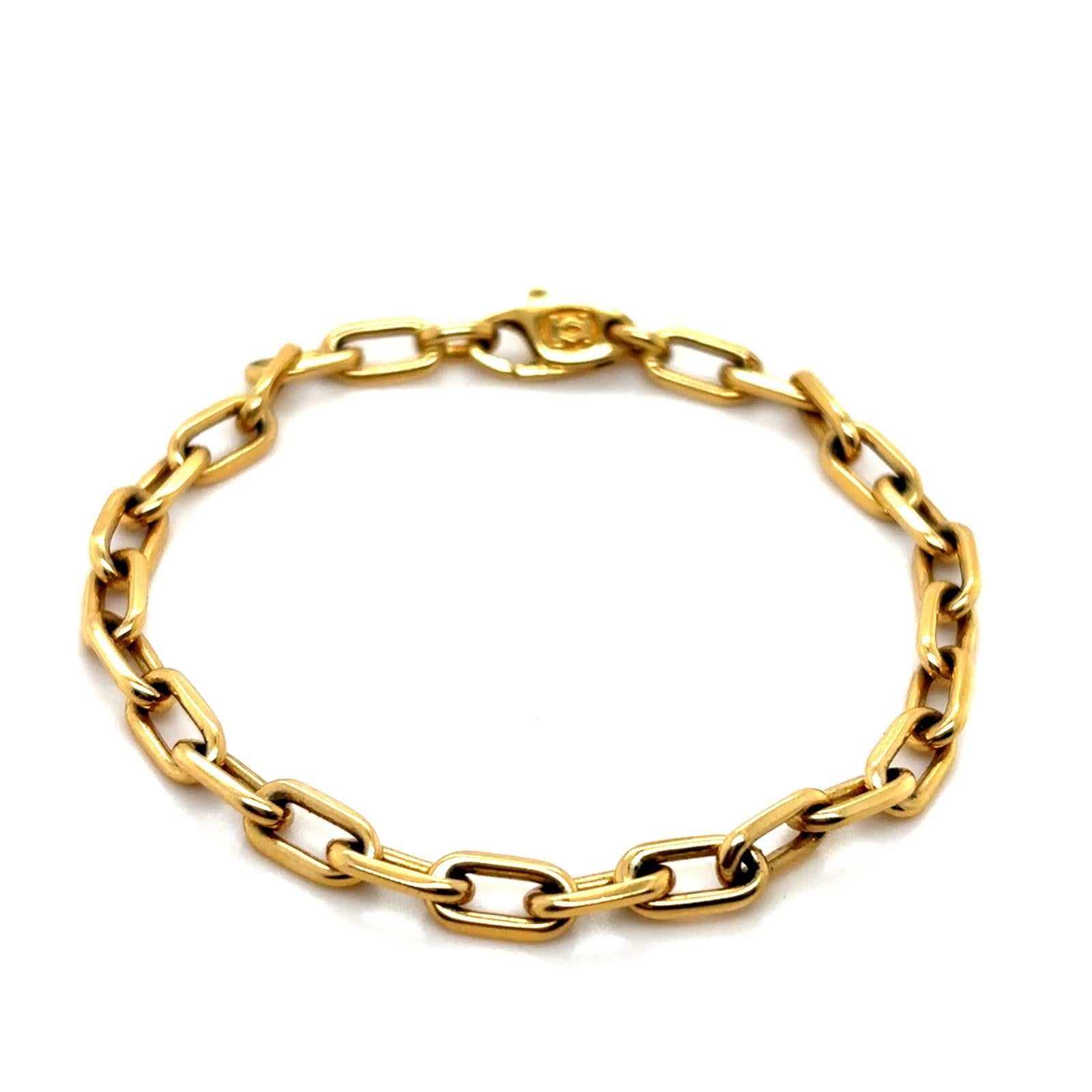 Bracciale charme in oro giallo 18 carati di Cartier di eccezionale fattura, circa 2000

Composto da maglie curve lucide su cui è possibile attaccare facilmente un charme.

Qui mostrato con alcuni charme classici di Cartier che non sono inclusi in