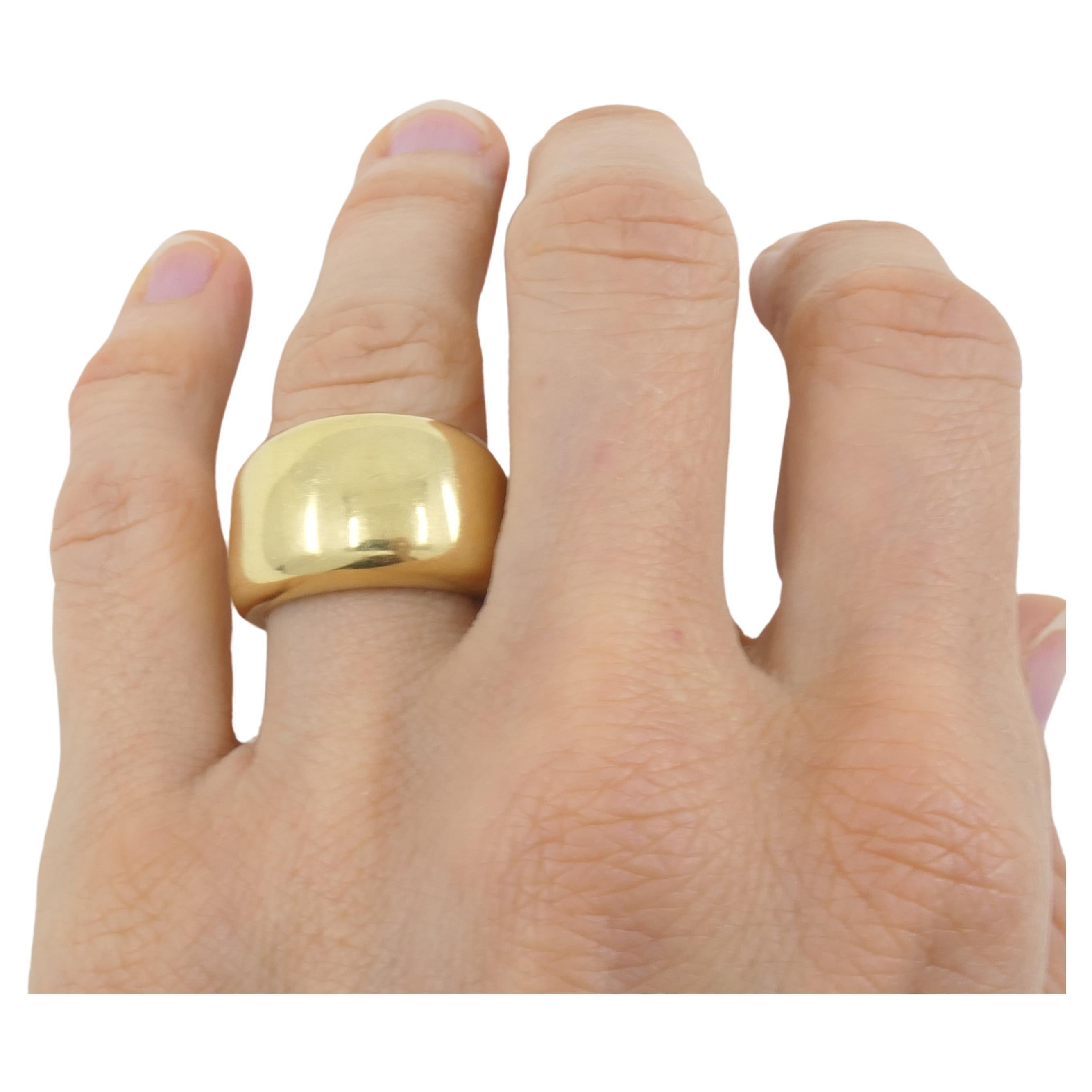 A classic Cartier vintage cigar band made of 18k gold. The cigar band design is minimalistic and clean. The Cartier interpretation has great proportions.: the shape is slightly curved and elongated to create a perfect fit.  
This vintage cigar band