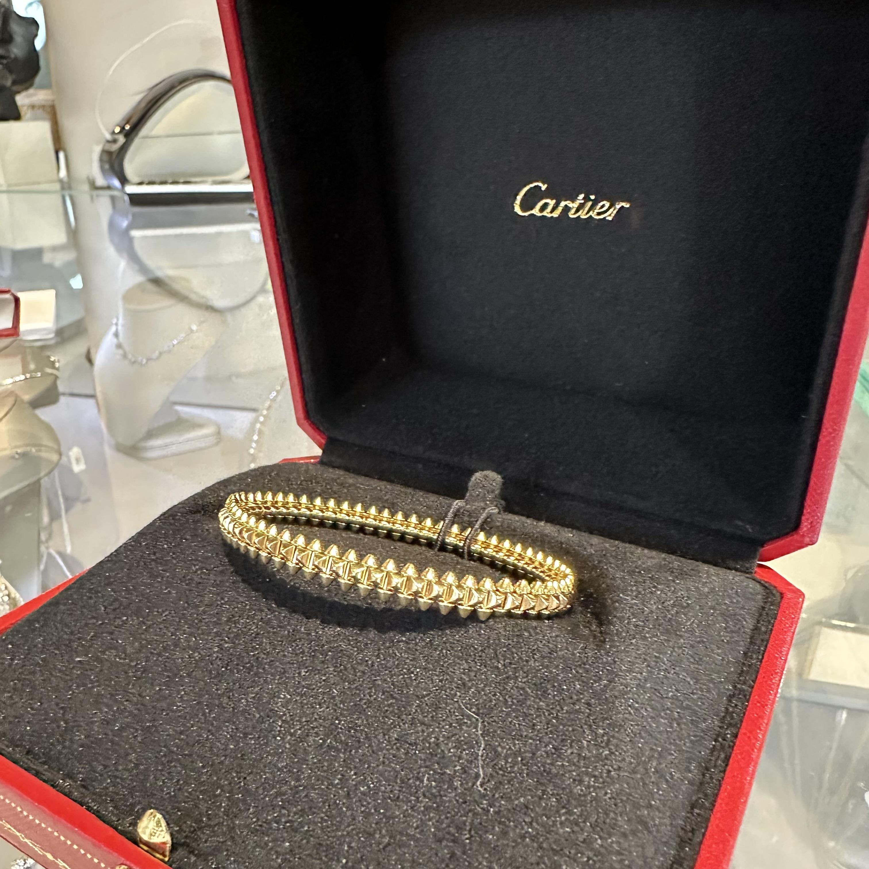 Marke: Cartier
Modellname: Clash de Cartier
Stil: Klassisch
MATERIAL: 18k Rose Gold
Größe: 16cm
Box/Papiere: Kommt mit Brilliance Jewels Lifetime Garantie auf Echtheit & Cartier Box, und Echtheitszertifikat
Bedingung: 3. Leichte Abnutzung,