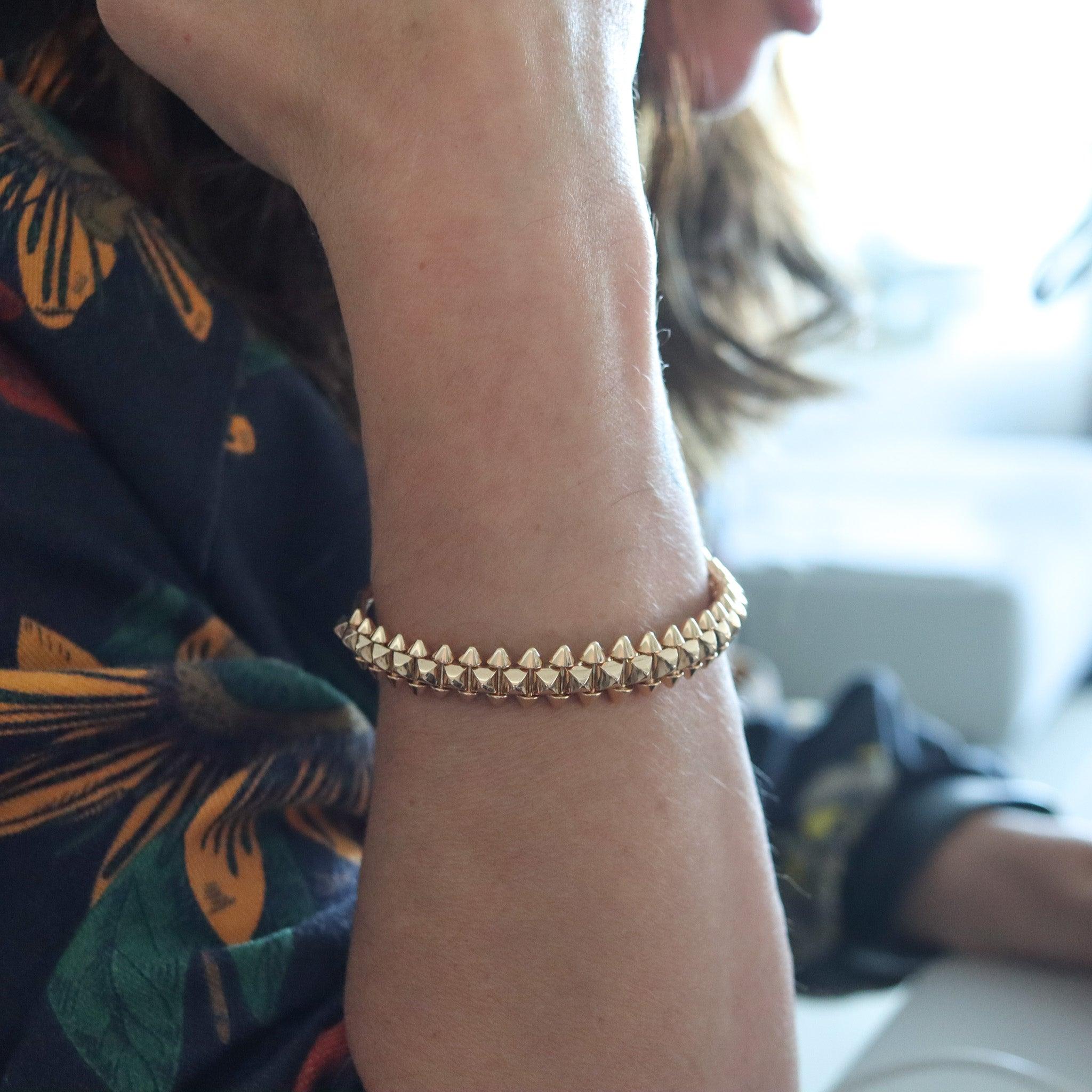Un bracelet Clash de Cartier conçu par Cartier.

Ce fabuleux bracelet Clash de Cartier est une icône d'une élégance non conventionnelle créée à Paris en France par la maison de joaillerie Cartier, en 2010. Simple et dynamique à la fois, ce bracelet