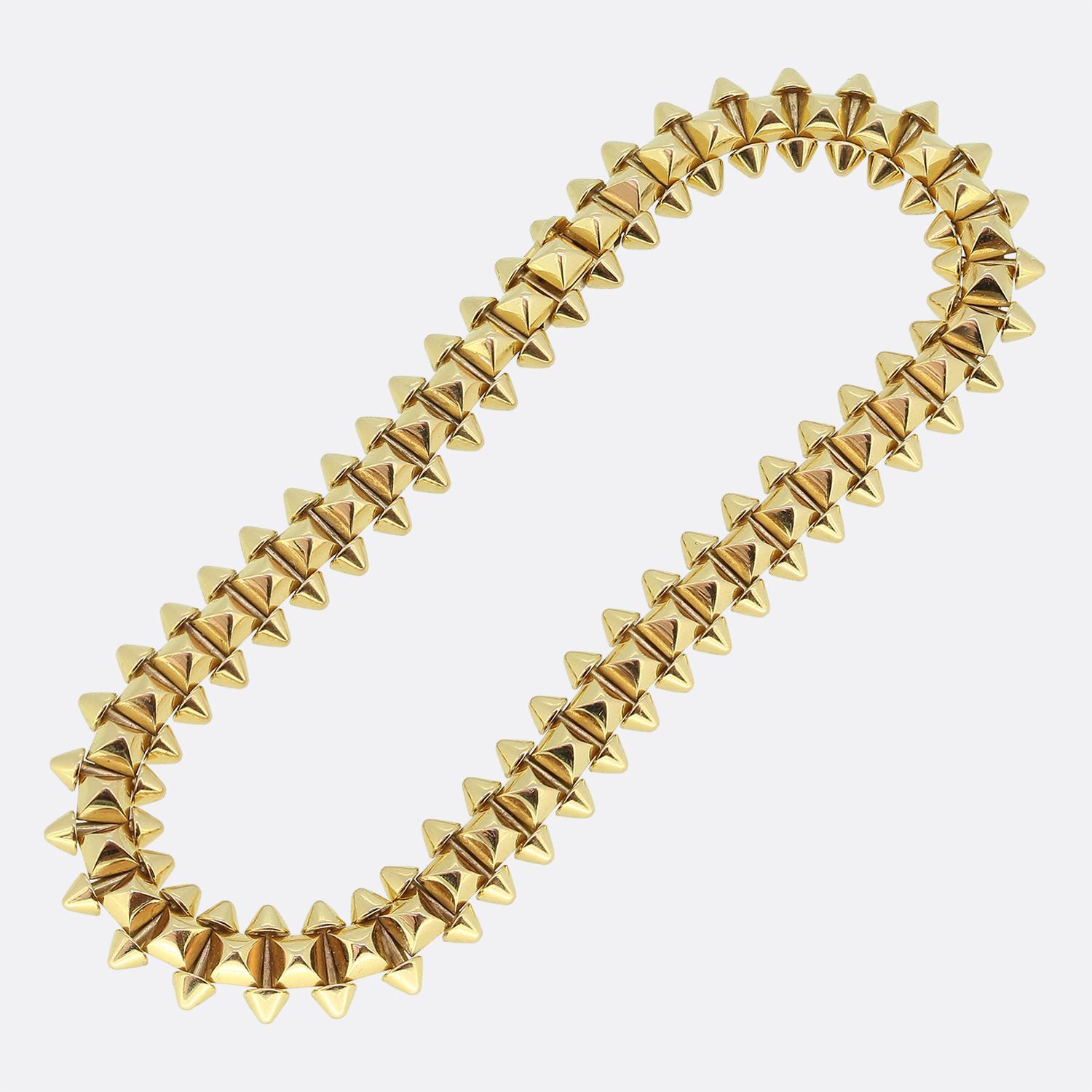 Aquí tenemos una atrevida pieza de la mundialmente conocida casa de joyas de lujo Cartier. Esta pulsera se ha elaborado en oro amarillo de 18 quilates y forma parte de su emblemática colección 