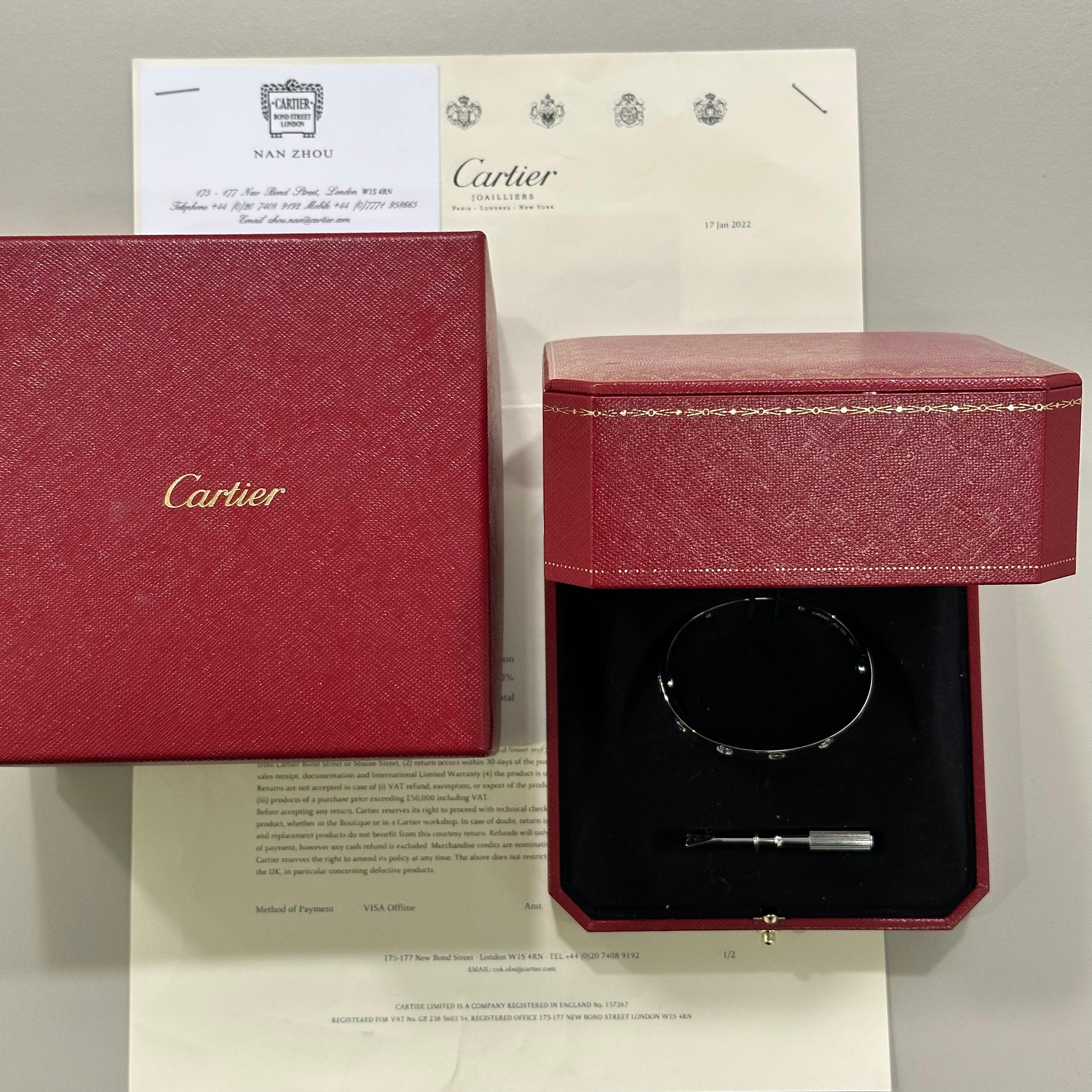 Bracciale Cartier Love con quattro diamanti in oro bianco, misura 16. Presenta 4 diamanti taglio brillante con un peso totale di 0,42 carati. Realizzato in oro bianco 18 carati, ha una chiusura a vite ed è dotato di marchio di fabbrica. Questo