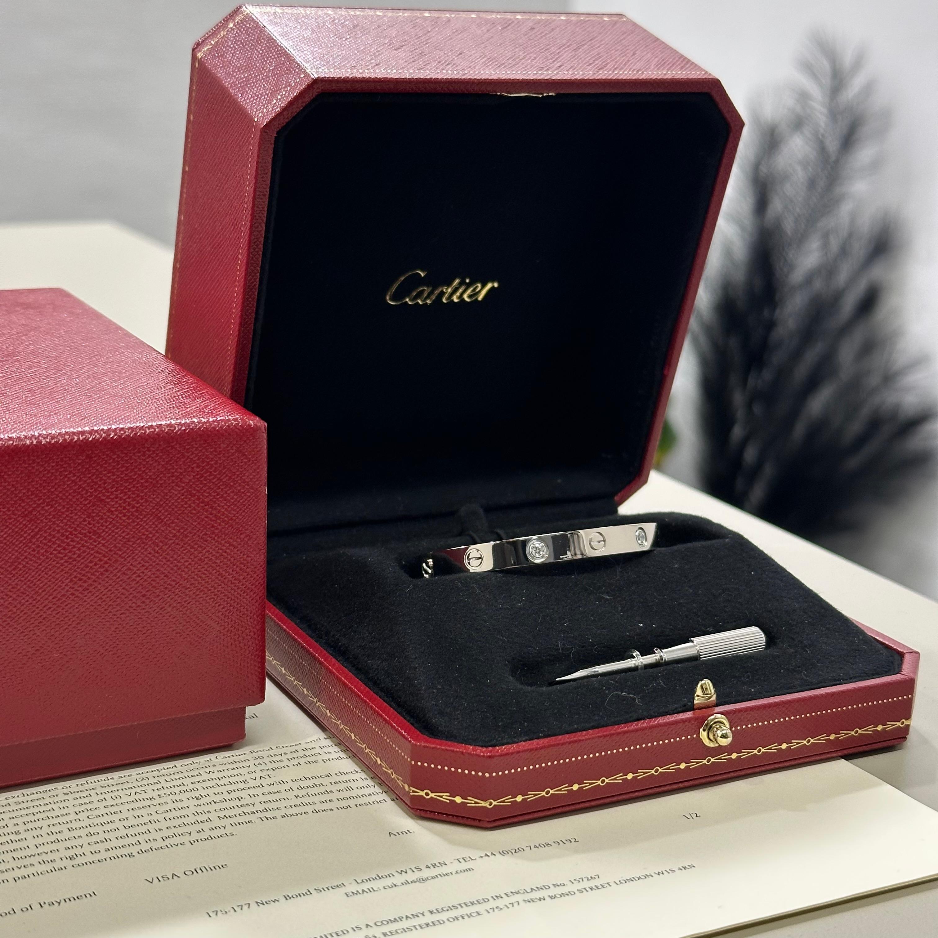 Taglio rotondo Cartier Bracciale classico dell'amore con quattro diamanti in oro bianco misura 16 in vendita