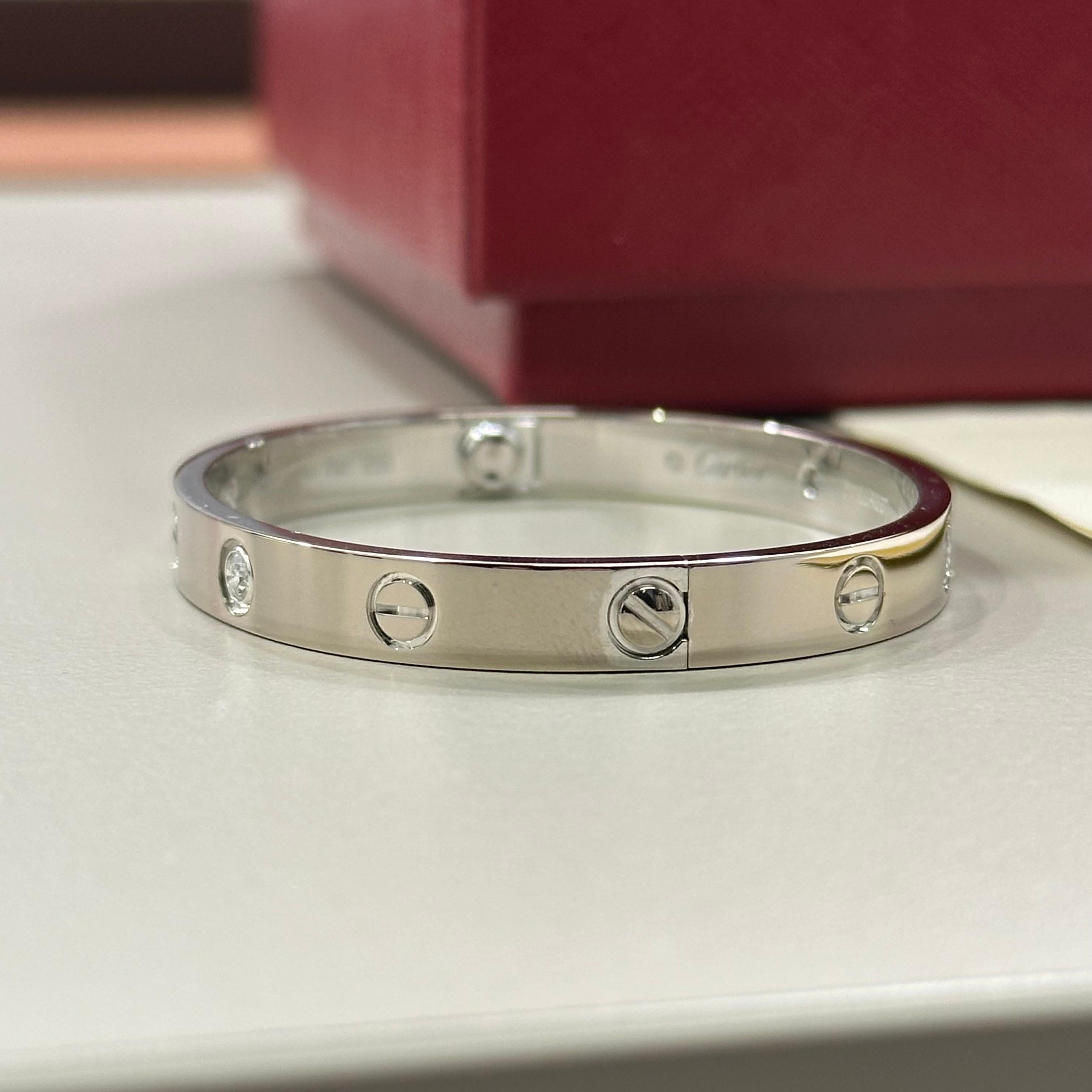 Cartier Bracciale classico dell'amore con quattro diamanti in oro bianco misura 16 in vendita 2