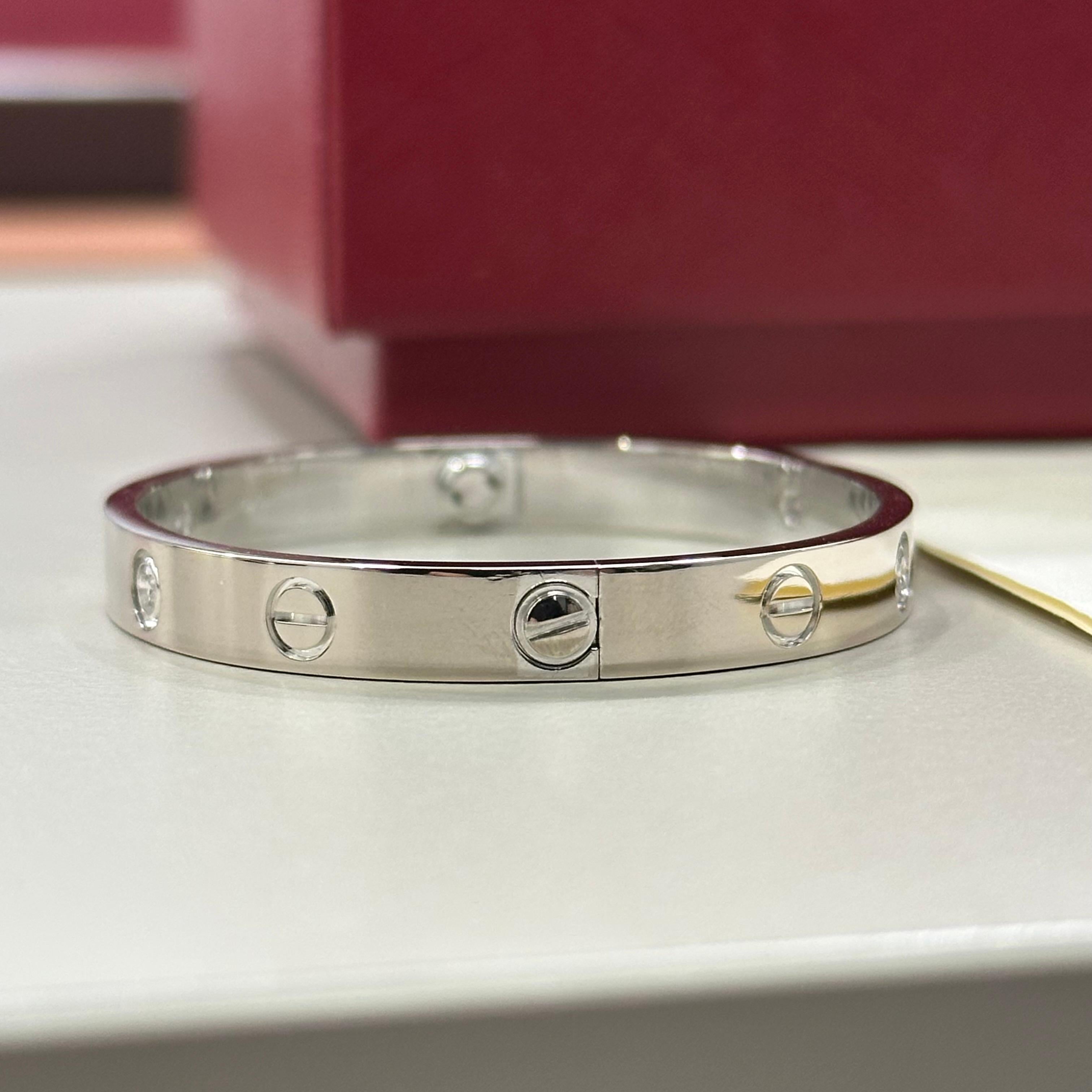 Cartier Bracciale classico dell'amore con quattro diamanti in oro bianco misura 16 in vendita 3