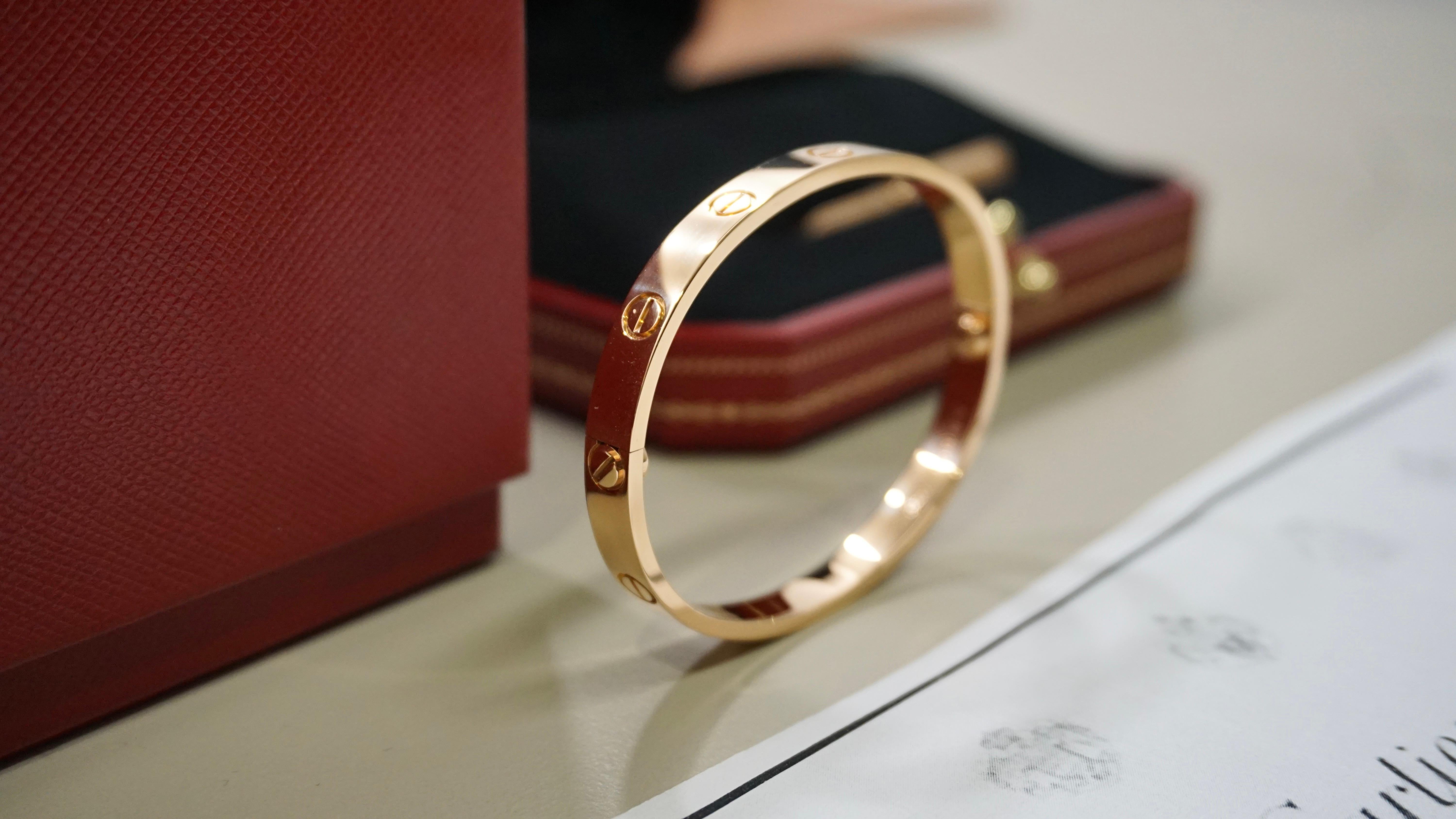 Cartier Classic Love Bracelet en or rose Taille 17 avec boîte et papiers B6067417 en vente 6