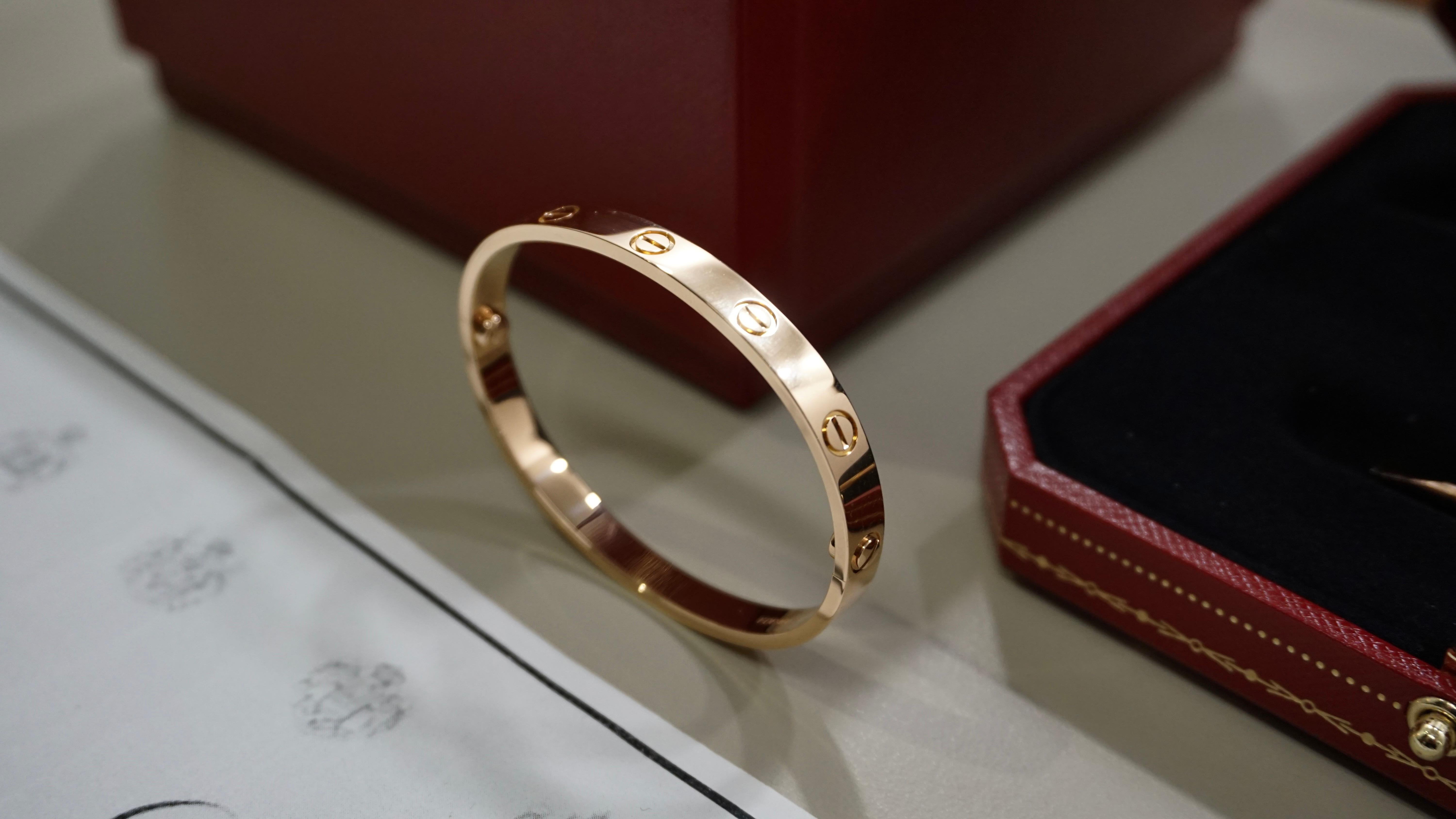 Cartier Classic Love Bracelet en or rose Taille 17 avec boîte et papiers B6067417 en vente 8