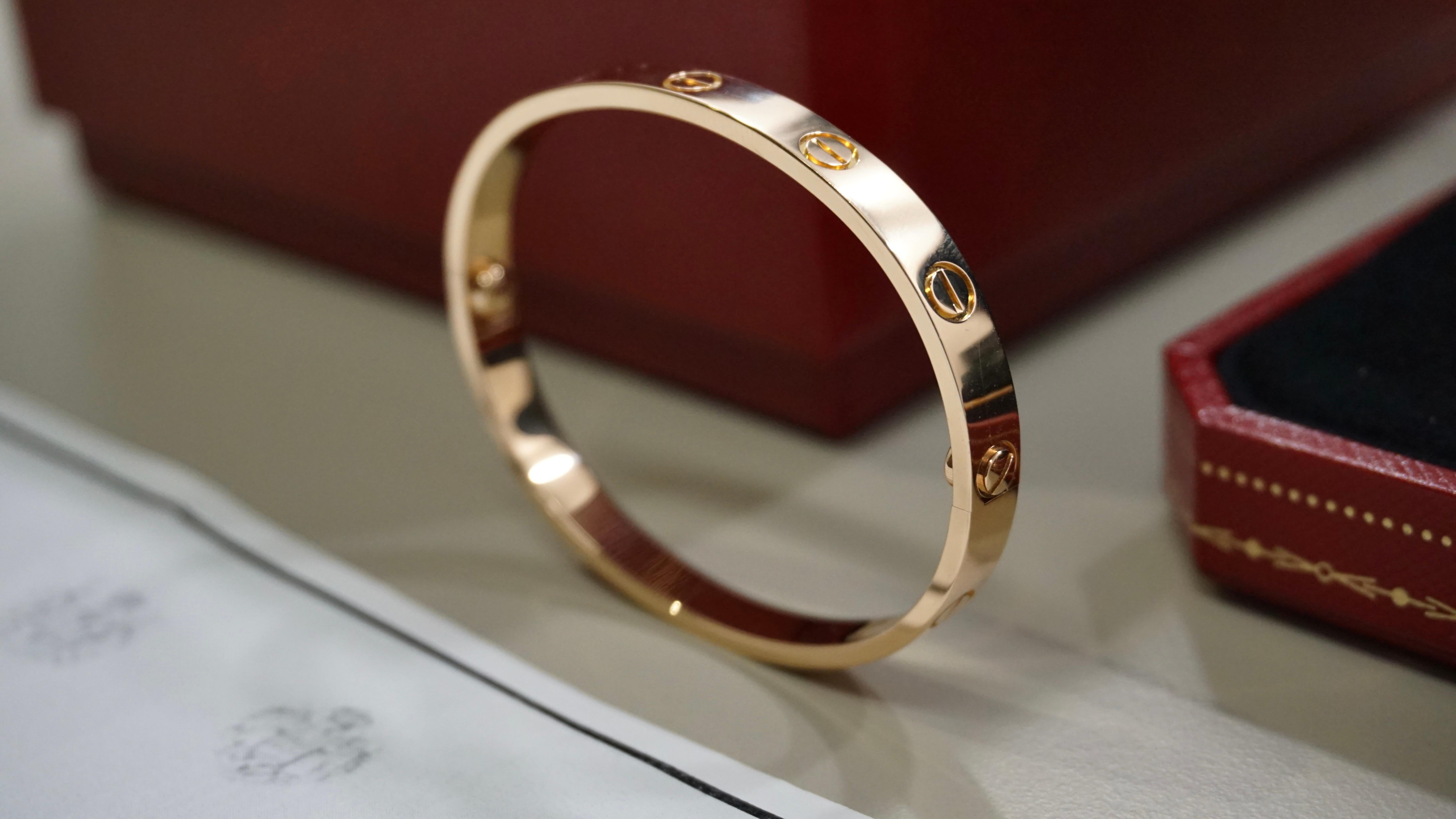 Cartier Classic Love Bracelet en or rose Taille 17 avec boîte et papiers B6067417 en vente 9