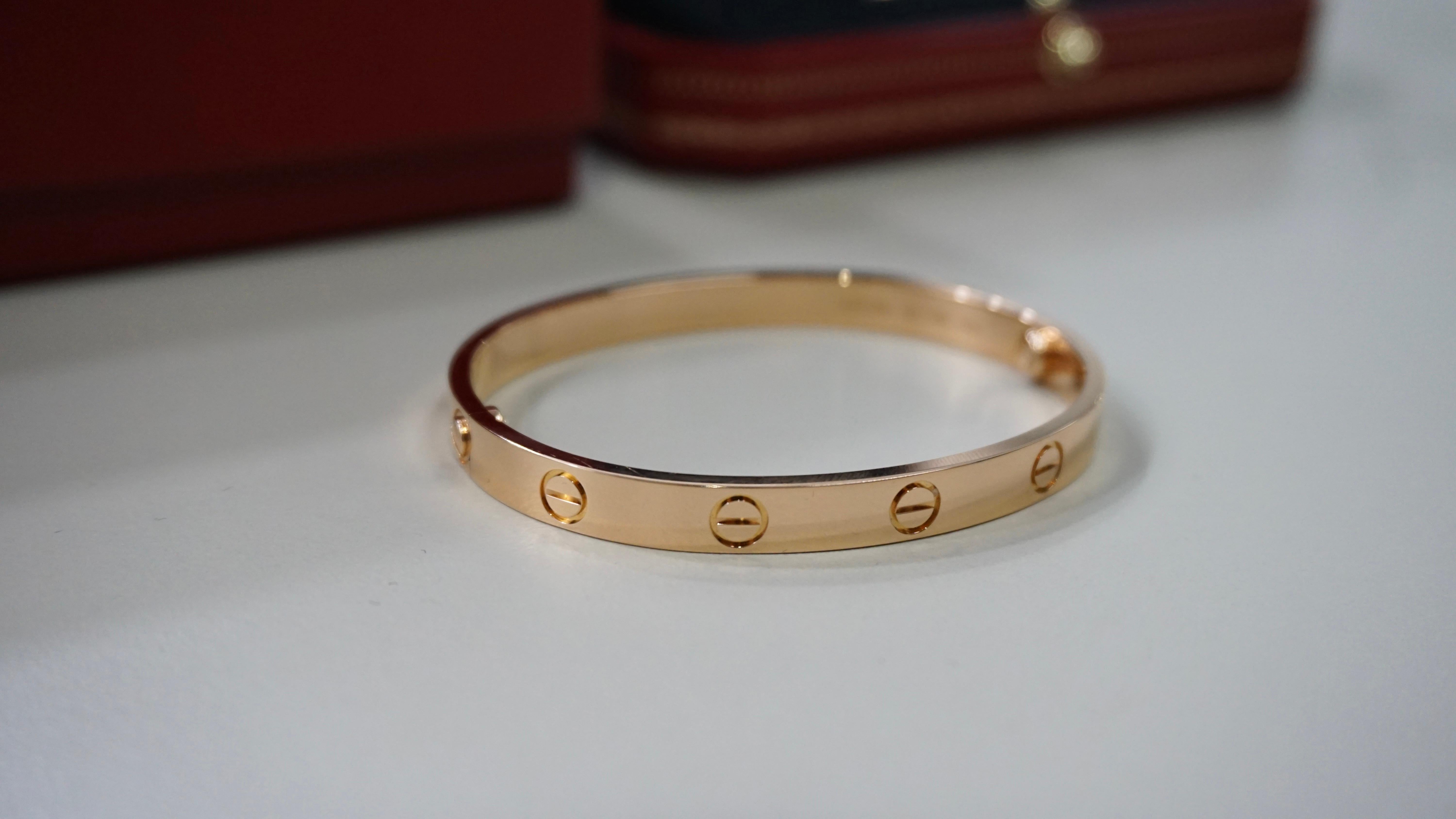 Cartier Classic Love Bracelet en or rose Taille 17 avec boîte et papiers B6067417 en vente 10