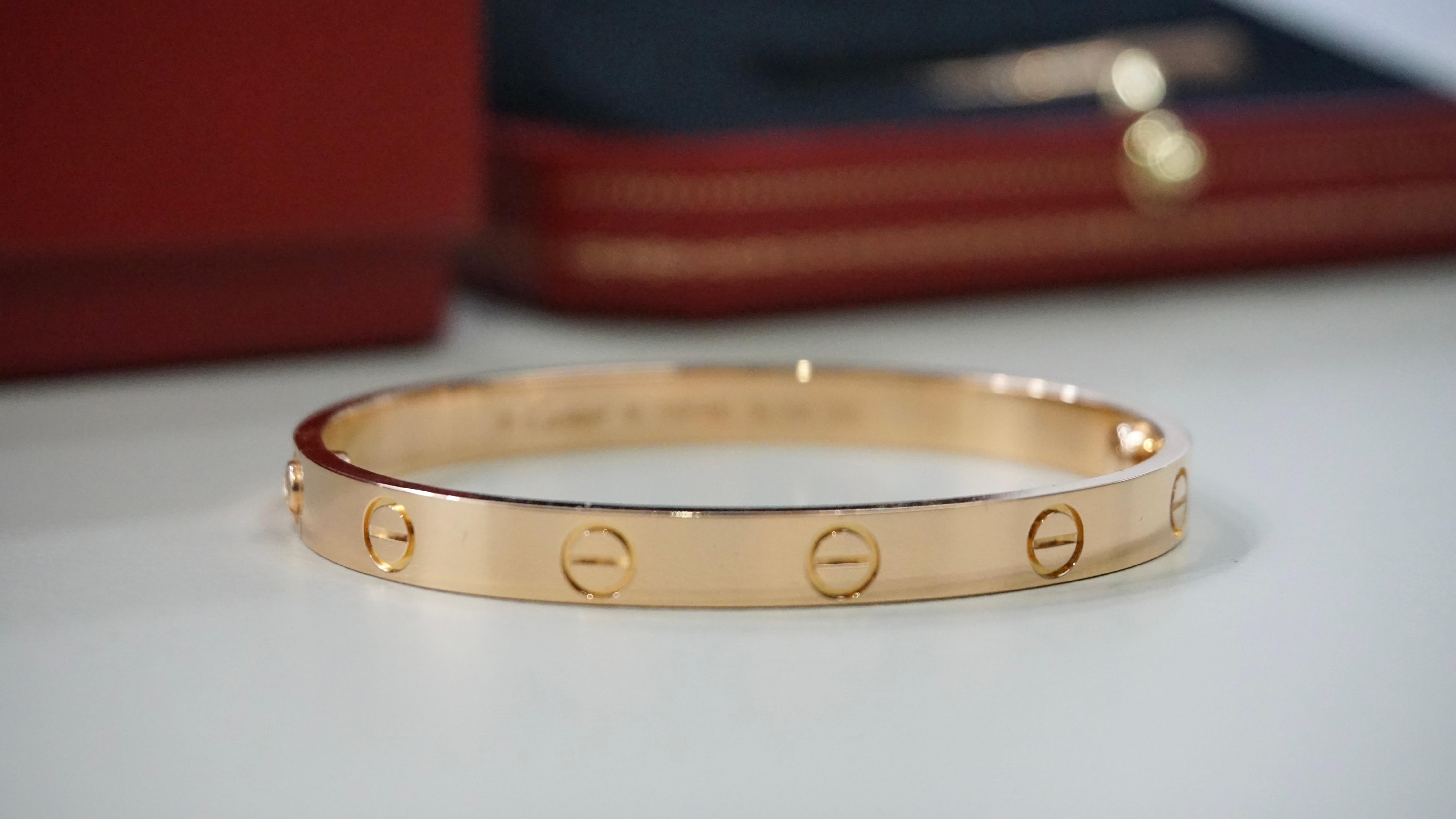 Cartier Classic Love Bracelet en or rose Taille 17 avec boîte et papiers B6067417 en vente 12
