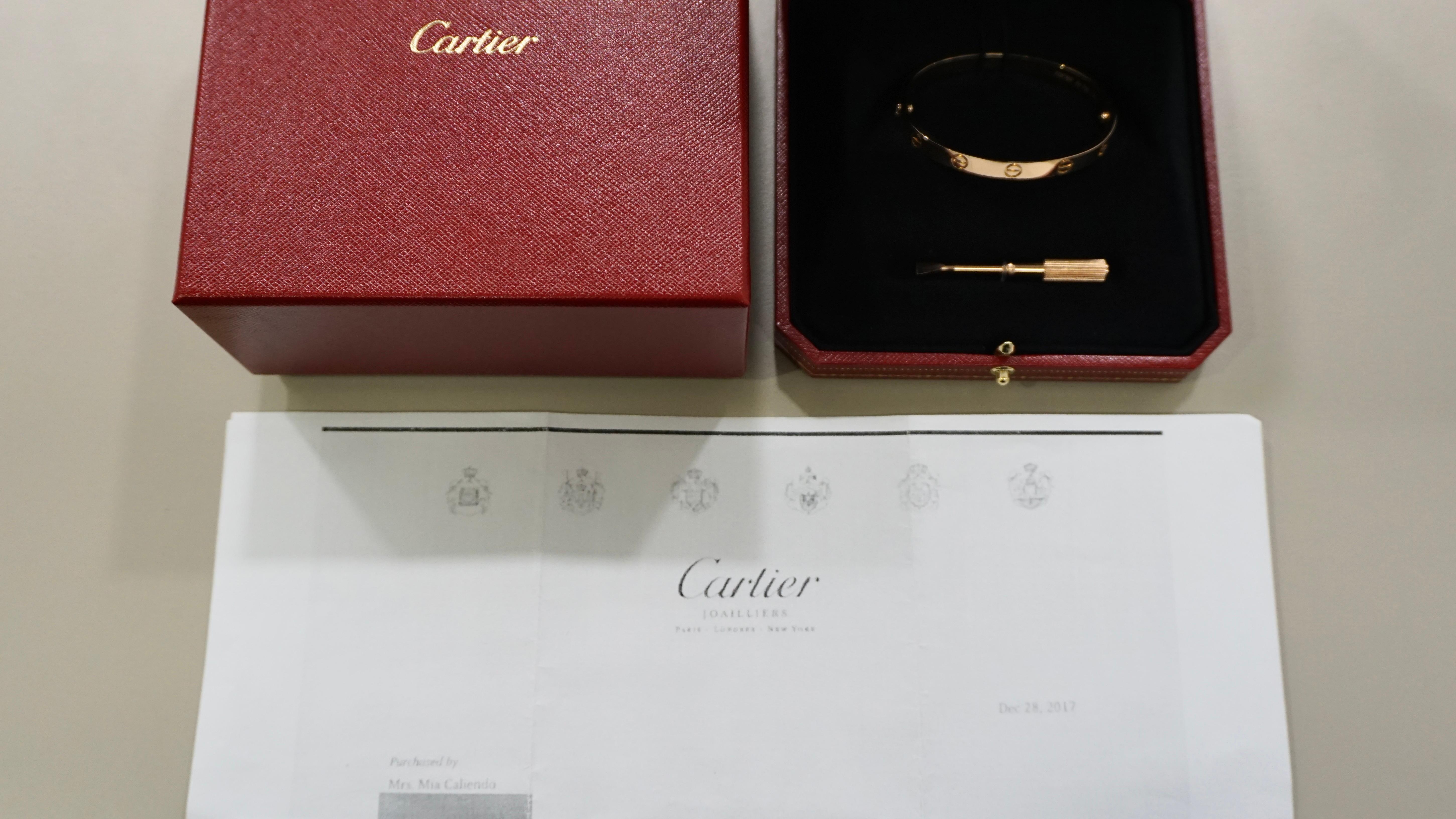 Ce bracelet Love de Cartier est un superbe bijou en or rose. Le bracelet, de forme ovale, est muni d'une fermeture à vis et est poinçonné. L'article est de couleur or rose et mesure 17 cm de long. Elle fait partie de la collection Cartier Love et