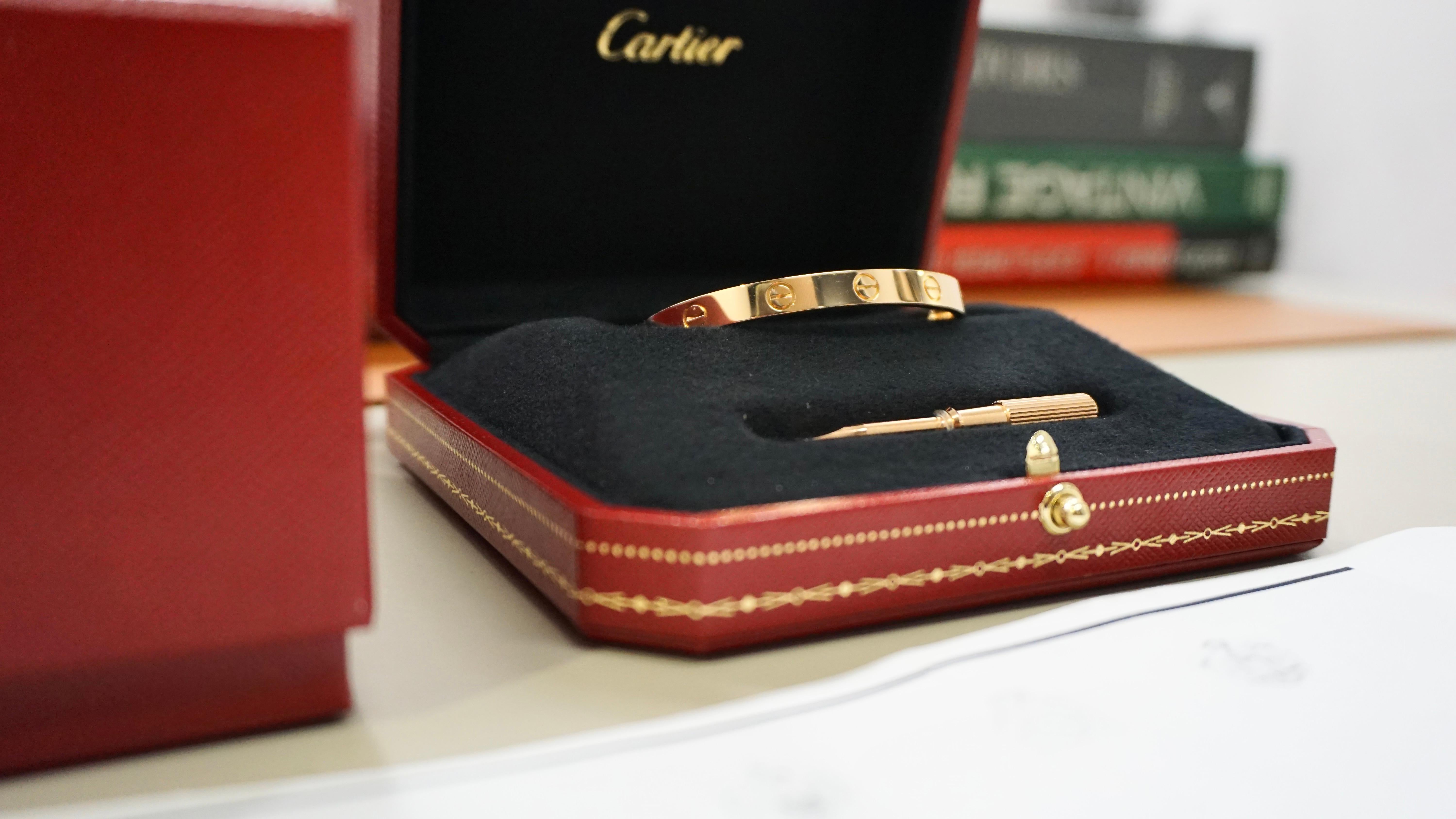 Cartier Classic Love Bracelet en or rose Taille 17 avec boîte et papiers B6067417 Excellent état - En vente à London, GB