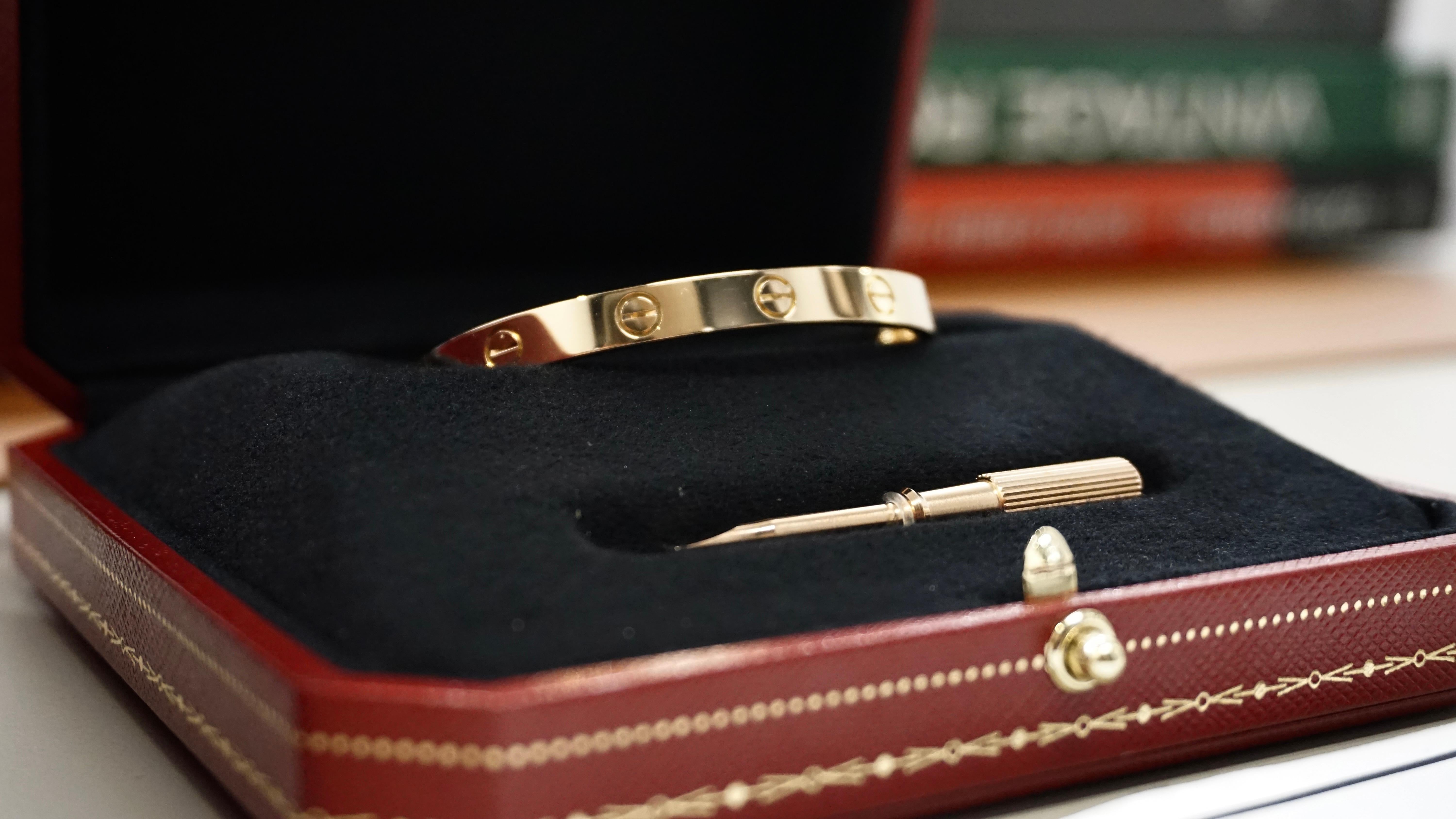 Cartier Classic Love Bracelet en or rose Taille 17 avec boîte et papiers B6067417 Unisexe en vente