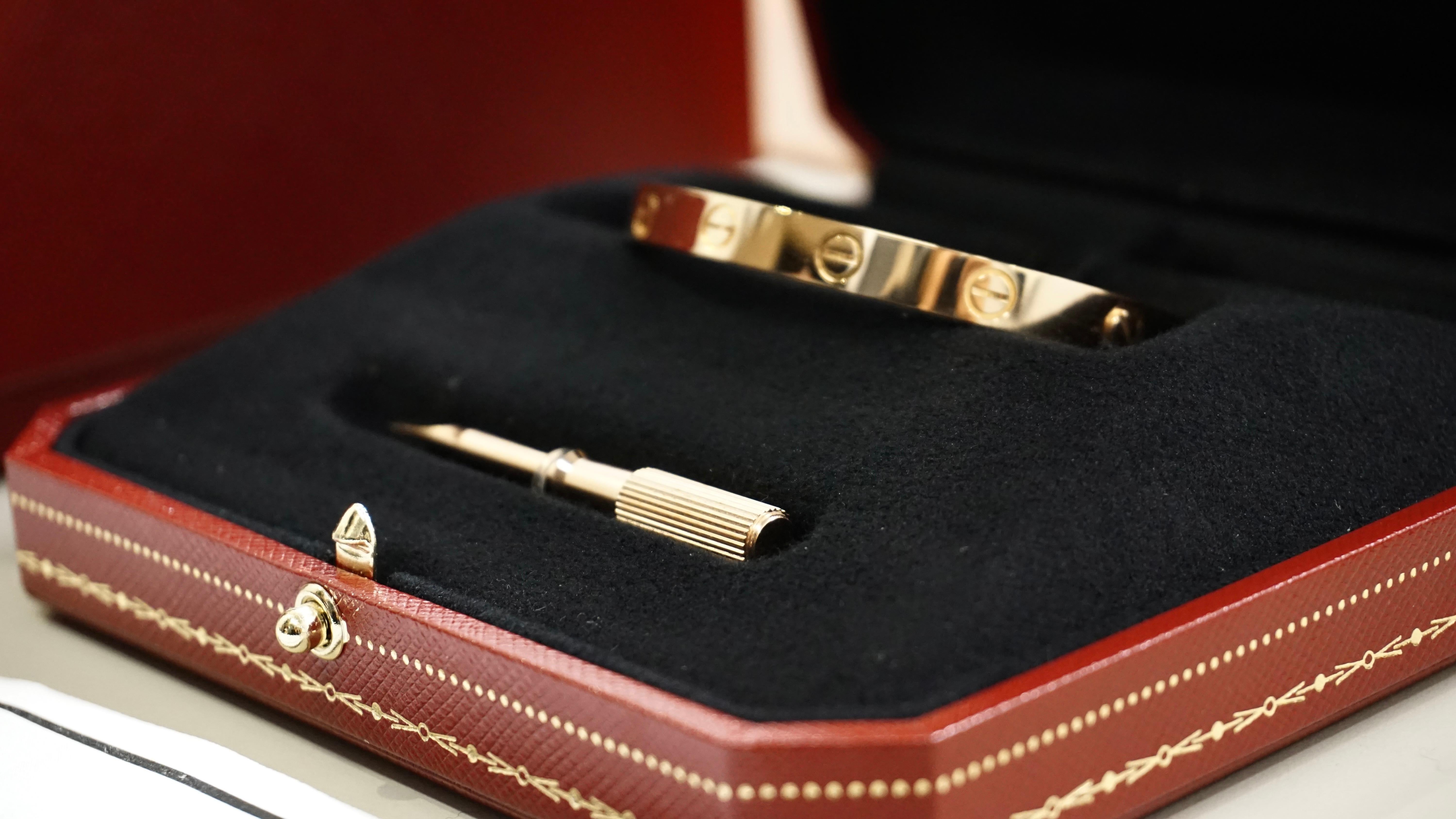 Cartier Classic Love Bracelet en or rose Taille 17 avec boîte et papiers B6067417 en vente 1
