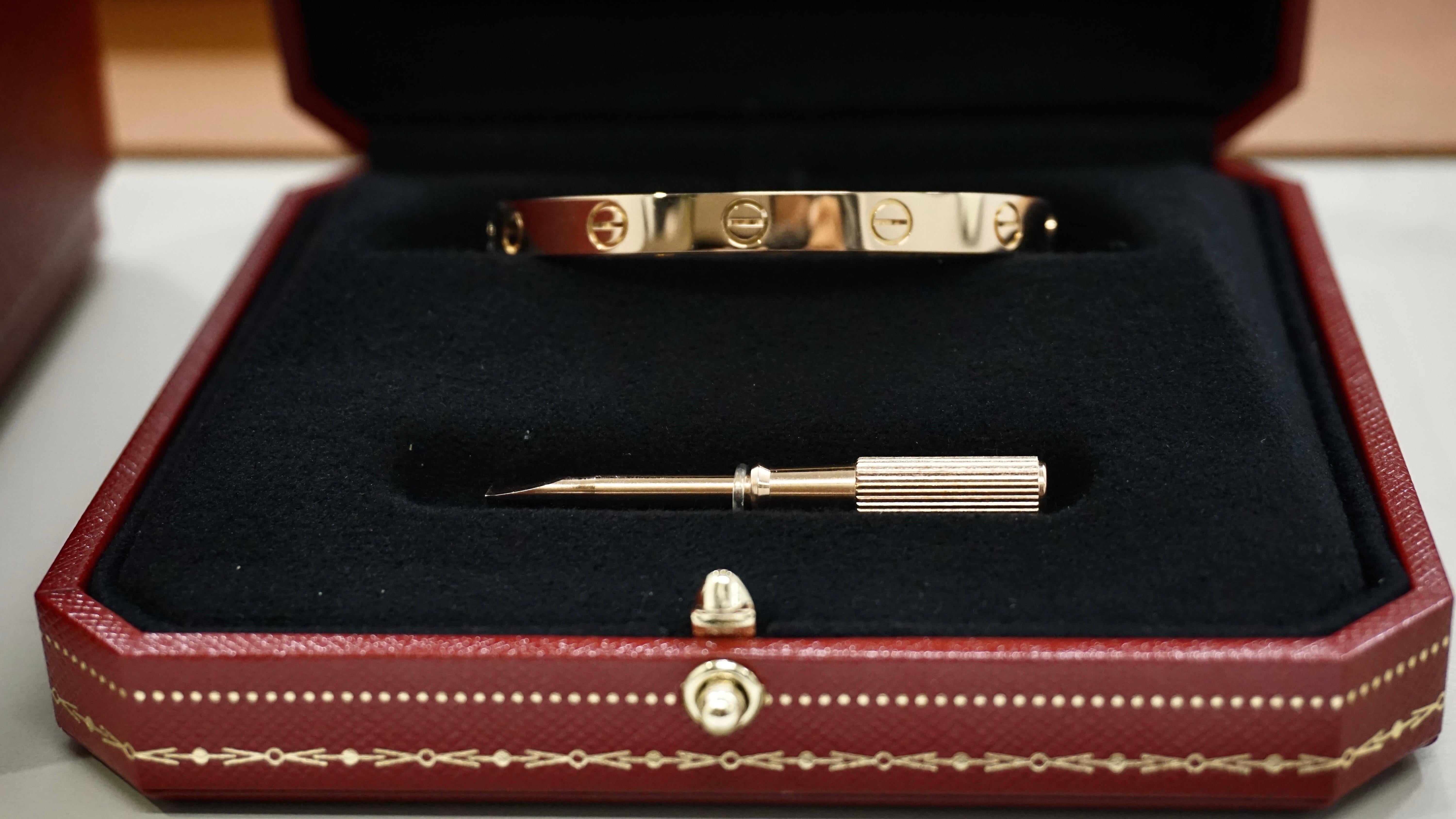 Cartier Classic Love Bracelet en or rose Taille 17 avec boîte et papiers B6067417 en vente 2