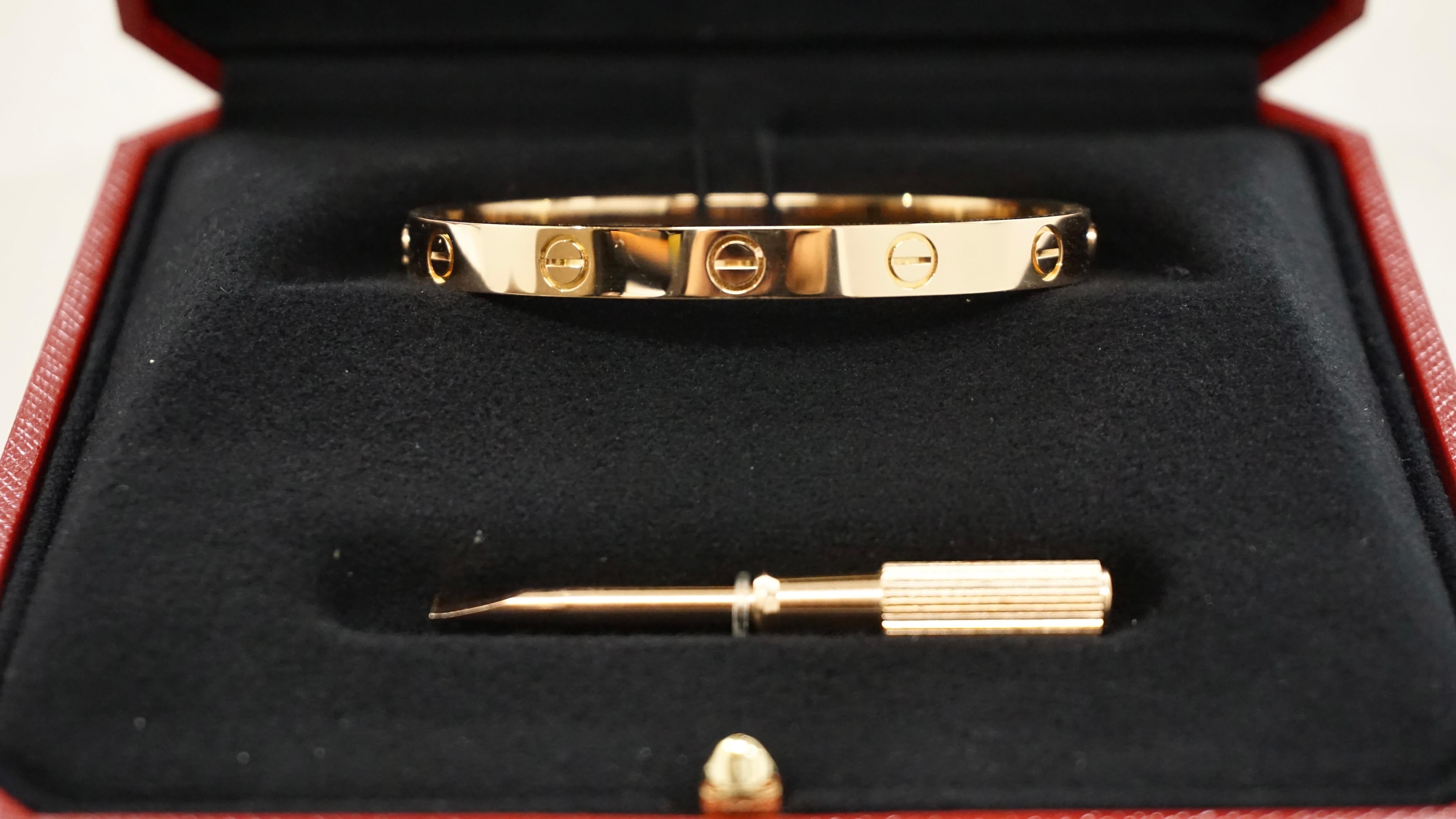 Cartier Classic Love Bracelet en or rose Taille 17 avec boîte et papiers B6067417 en vente 3