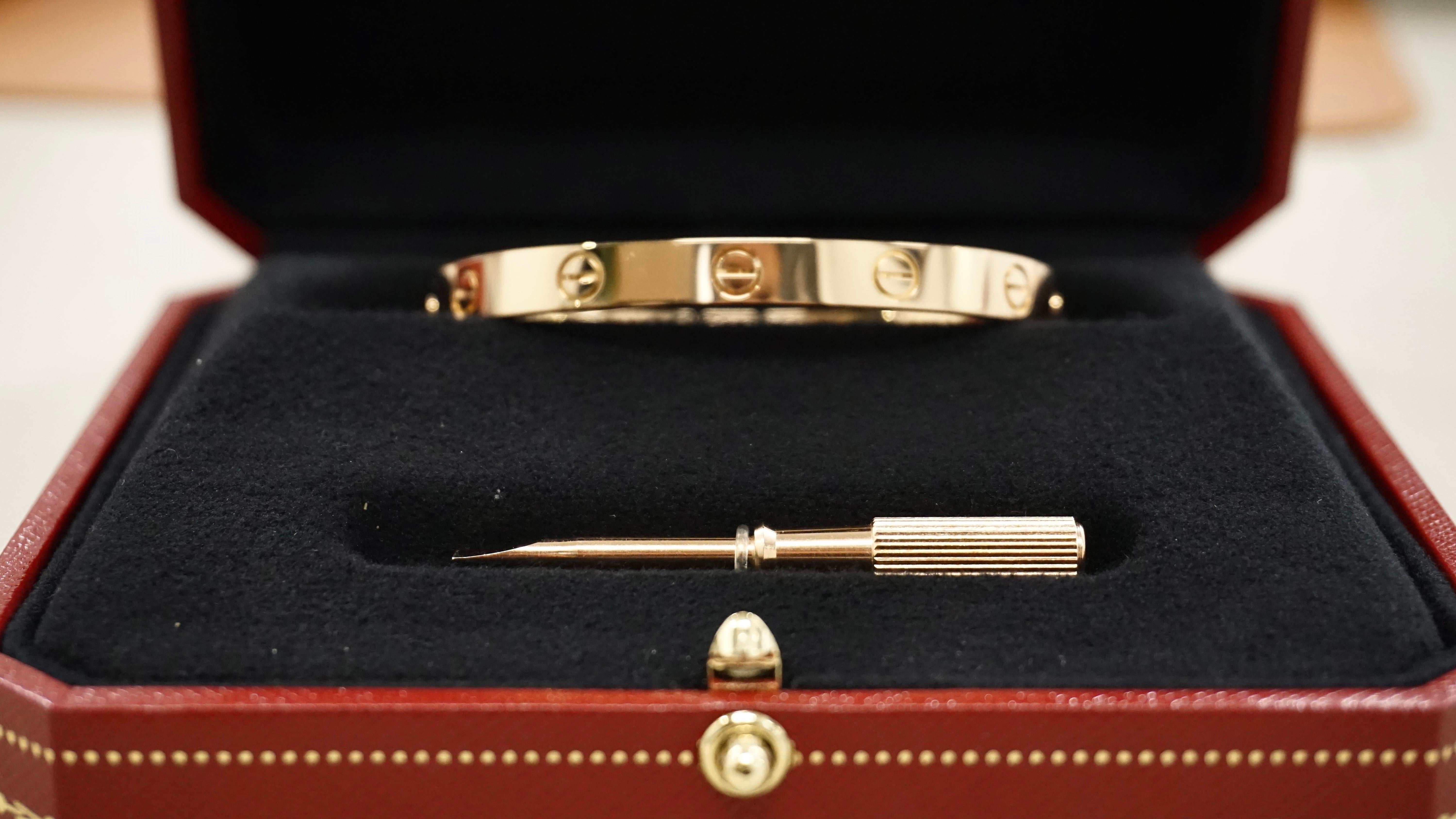 Cartier Classic Love Bracelet en or rose Taille 17 avec boîte et papiers B6067417 en vente 4