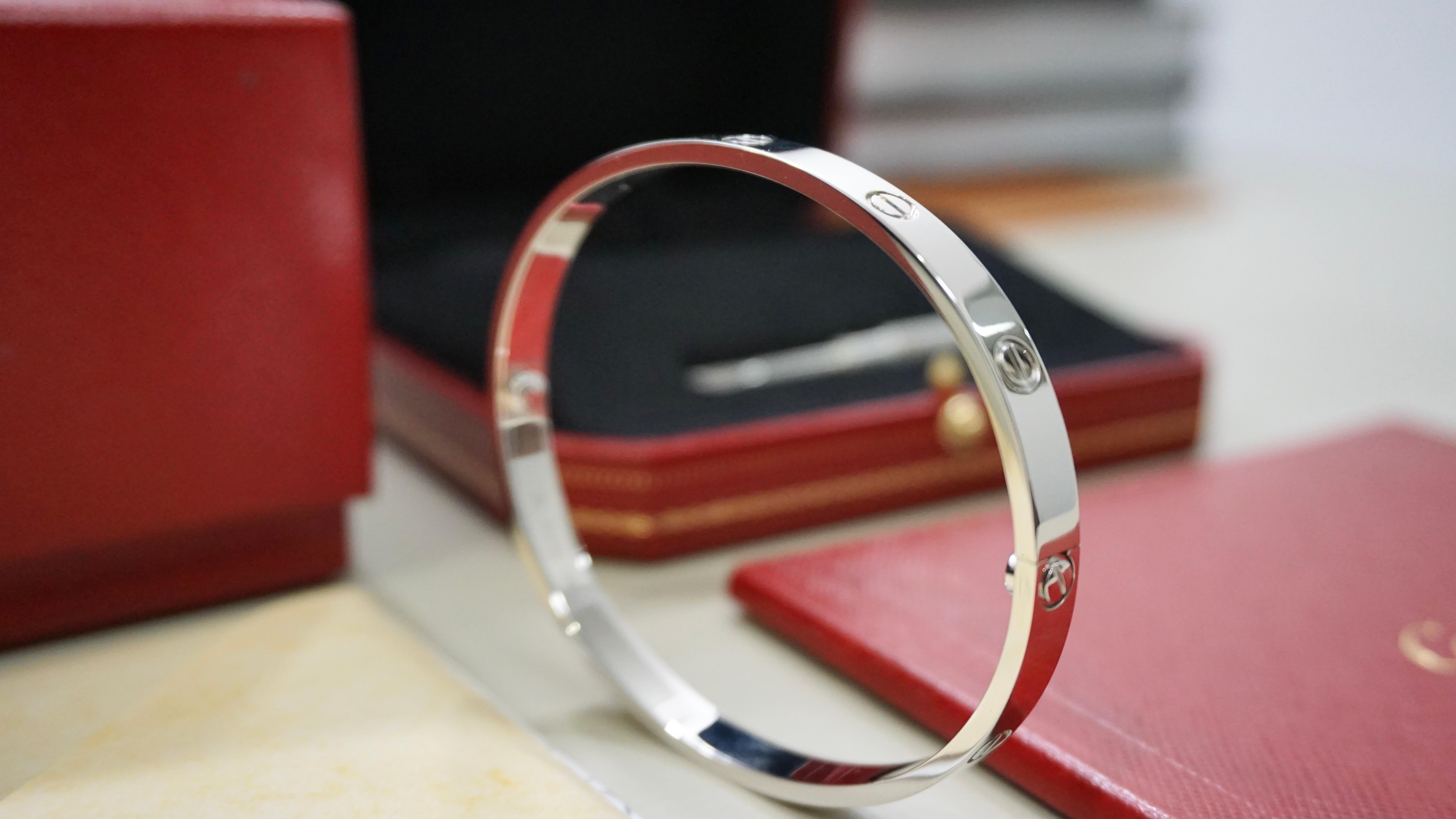 Cartier Bracciale classico dell'amore in oro bianco misura 20 con scatola e documenti B6067620 In condizioni ottime in vendita a London, GB