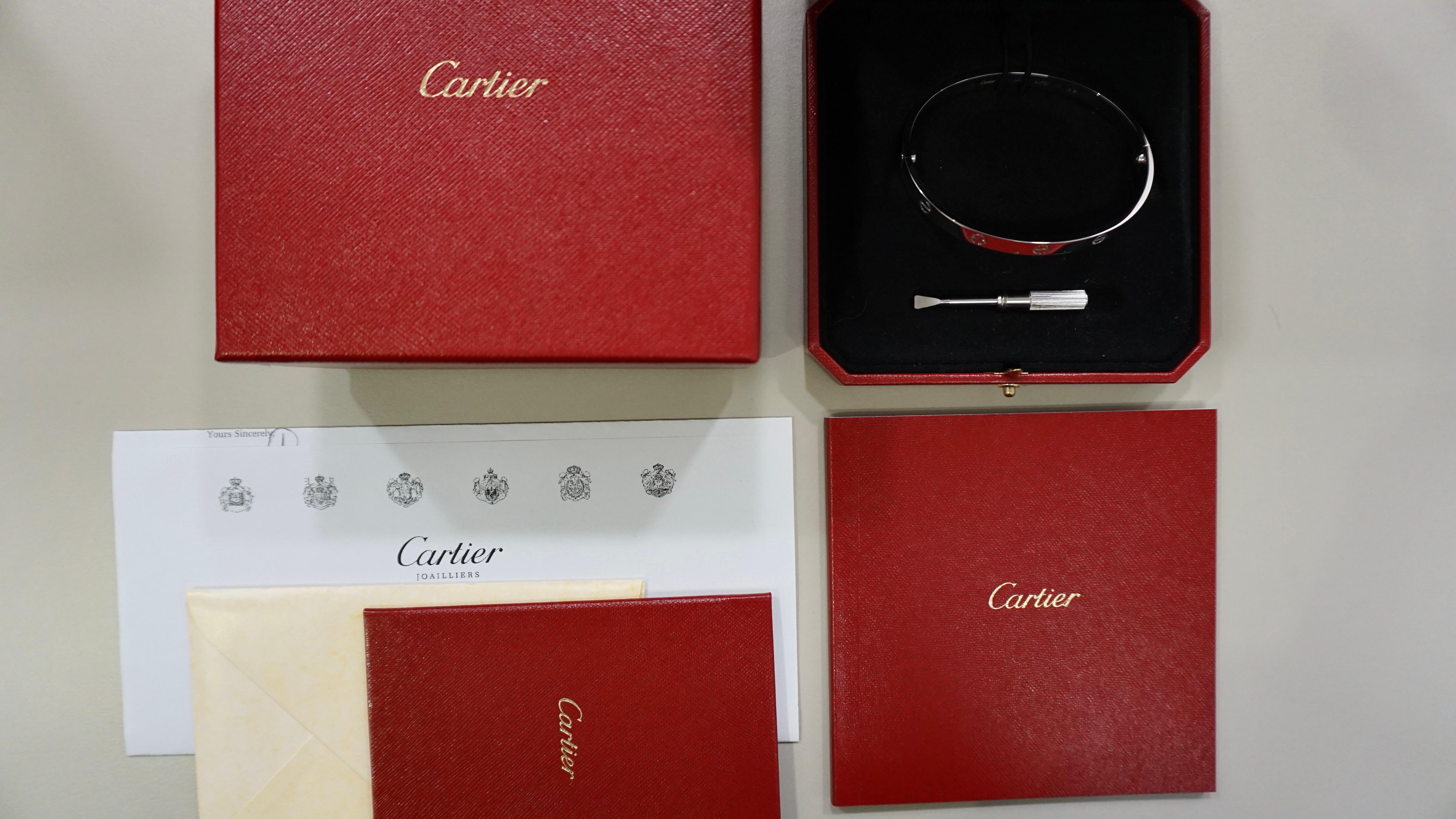 Questo braccialetto Cartier Love di dimensioni classiche è uno splendido gioiello realizzato in oro giallo. Il bracciale ha una forma ovale con chiusura a vite ed è dotato di marchio di fabbrica. L'articolo è di colore oro giallo e misura 20 cm di