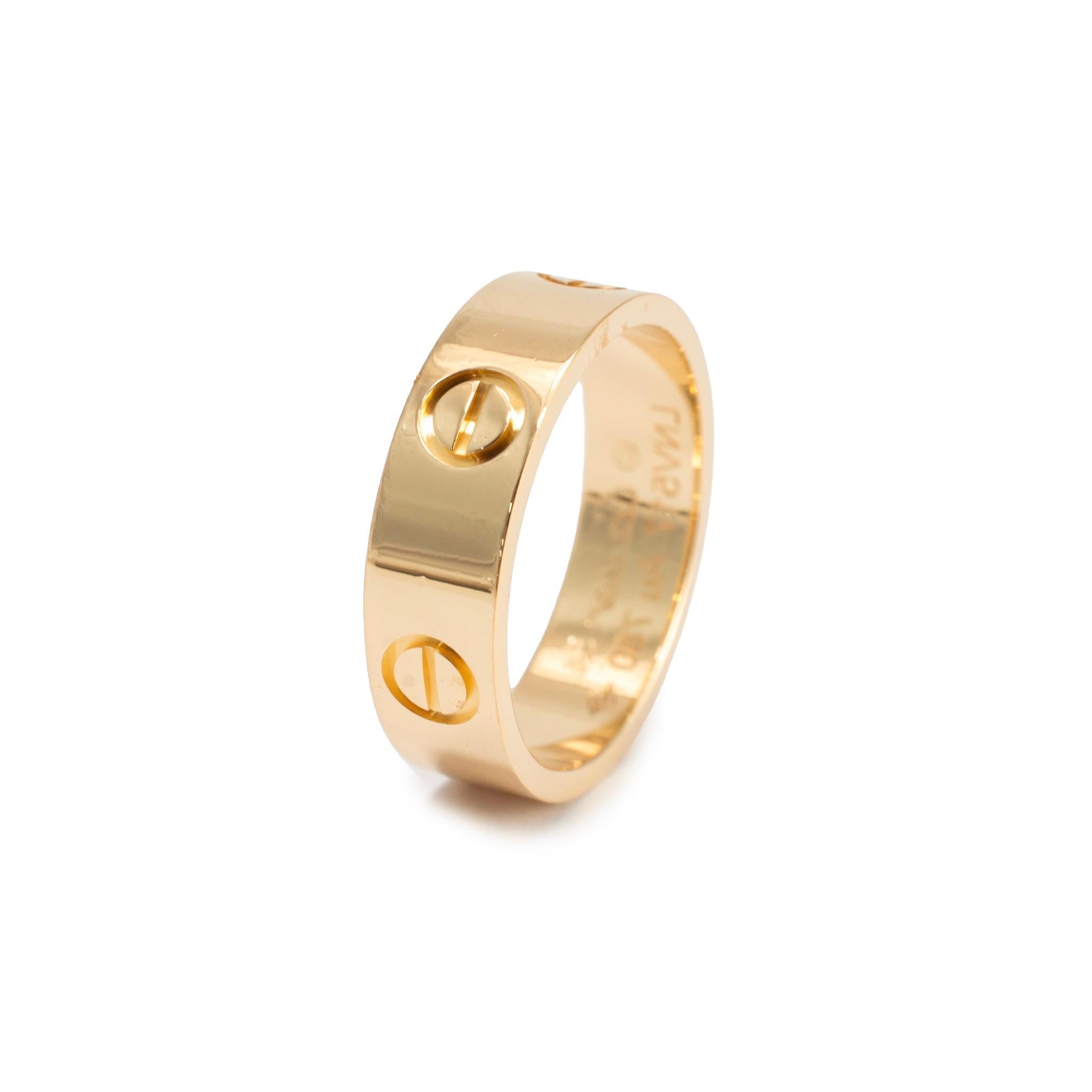Marchio: Cartier

Genere: Donna

Tipo di metallo: Oro giallo 18 carati

Misura dell'anello: 7

Larghezza: 5,50 mm

Peso: 6.14 grammi

Fedina da donna in oro giallo lucido, anniversario, abbinata, abbinata al matrimonio, matrimonio, solitario con