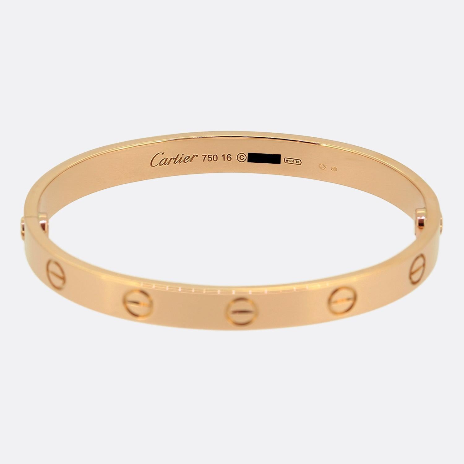 Ecco un braccialetto in oro rosa 18 ct della famosa casa di gioielli di lusso Cartier. Questo bracciale fa parte della collezione LOVE ed è uno dei gioielli più famosi al mondo. Questo particolare modello presenta l'iconico motivo a vite lungo tutto