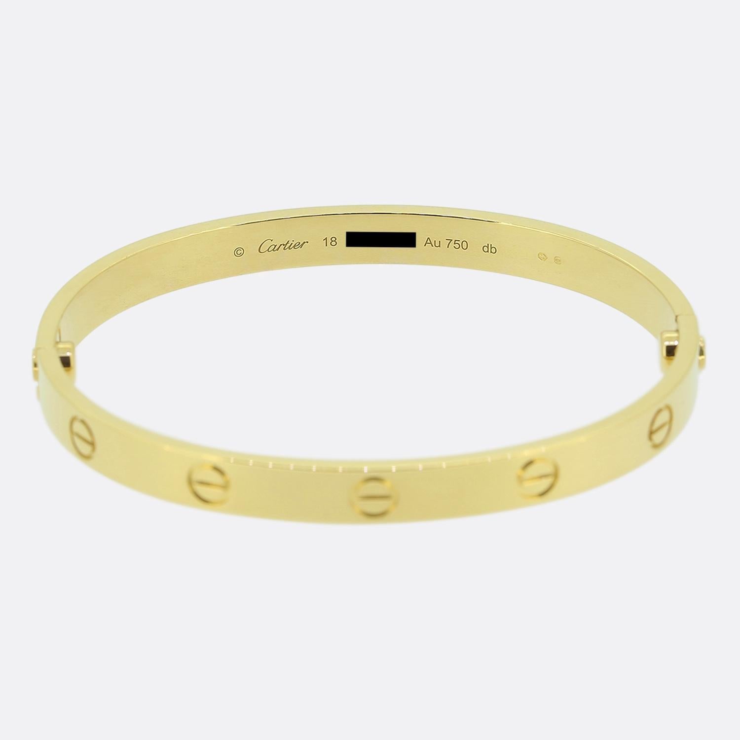 Hier haben wir einen Armreif aus 18 Karat Gelbgold aus dem weltbekannten Luxusschmuckhaus Cartier. Dieser Armreif gehört zur LOVE-Kollektion und ist eines der berühmtesten Schmuckstücke der Welt. Dieses besondere Modell weist das ikonische