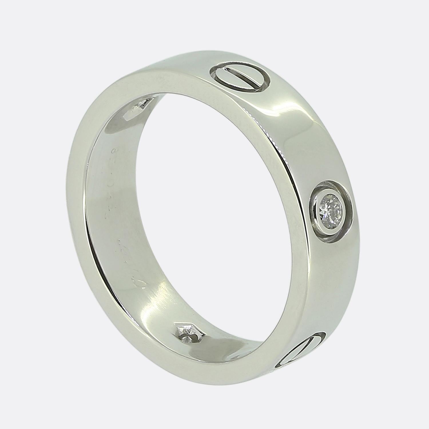 Whiting est une bague en or blanc 18 carats de la maison de joaillerie de luxe mondialement connue Cartier. Cette bague fait partie de la collection LOVE et met en valeur trois diamants ronds de taille brillant à côté du motif iconique de la