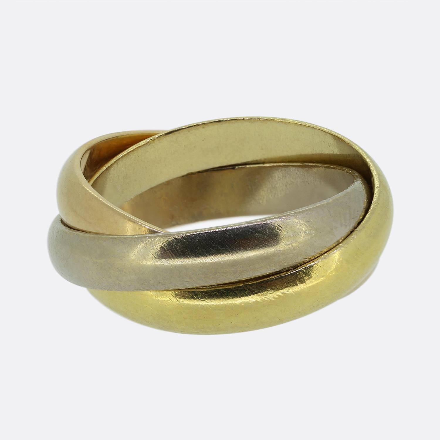 Aquí tenemos una pieza clásica de la mundialmente conocida casa de joyas de lujo Cartier. Este anillo presenta tres bandas entrelazadas de oro de 18 ct: amarilla, blanca y rosa; la rosa lleva grabada la palabra 