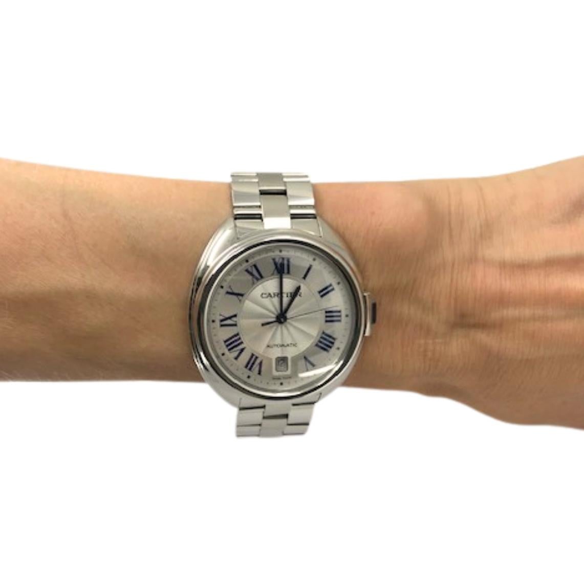 Eine Cartier Clé de Cartier Automatikuhr aus Edelstahl mit Faltschließe und Armband.
Die Uhr Clé de Cartier verbindet Präzisionstechnik mit raffiniertem Design. Die 2015 eingeführte Clé-Kollektion zeichnet sich durch ihr charakteristisches rundes