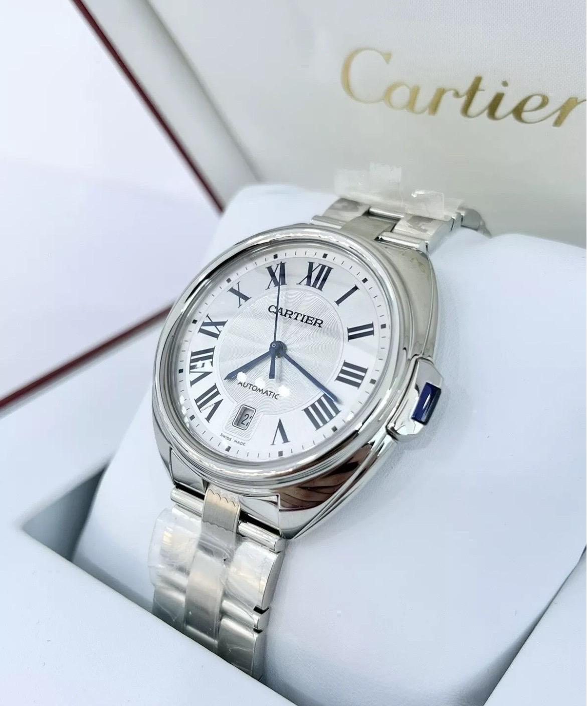 Discover refined elegance and modern craftsmanship with this UNWORN Cartier Clé de Cartier WSCL0007, a standout timepiece that blends Cartier’s timeless design language with contemporary watchmaking excellence.
Crafted from polished stainless steel,