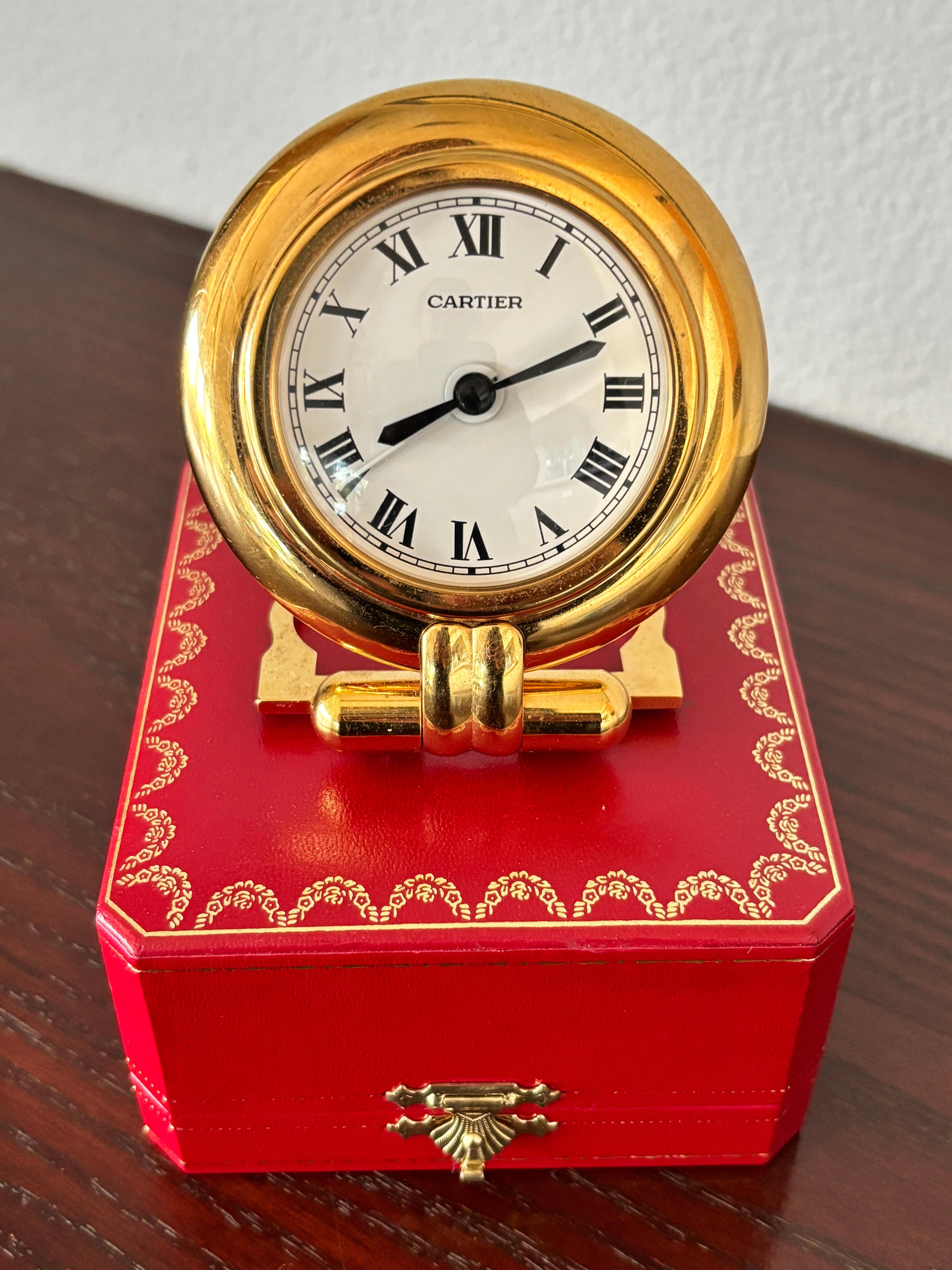 Vintage Cartier 24-karätige vergoldete Art-Deco-Reisequarz-Tischuhr mit Wecker.
Cartier 24-karätige vergoldete und Lapislazuli-Quarz-Reise- oder Schreibtisch-Accessoire-Uhr wird nicht mehr hergestellt.
Es handelt sich um einen Jahrgang aus den