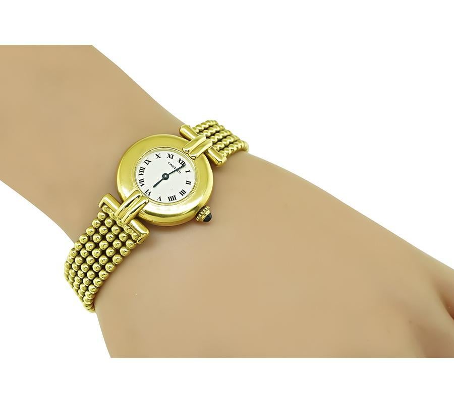 Voici une fabuleuse montre Cartier en or jaune 18 carats de la collection Colisée. La montre est dotée d'un mouvement à quartz, d'un saphir serti dans la couronne et d'un cadran blanc cassé qui affiche la date et des chiffres romains. Le boîtier, le