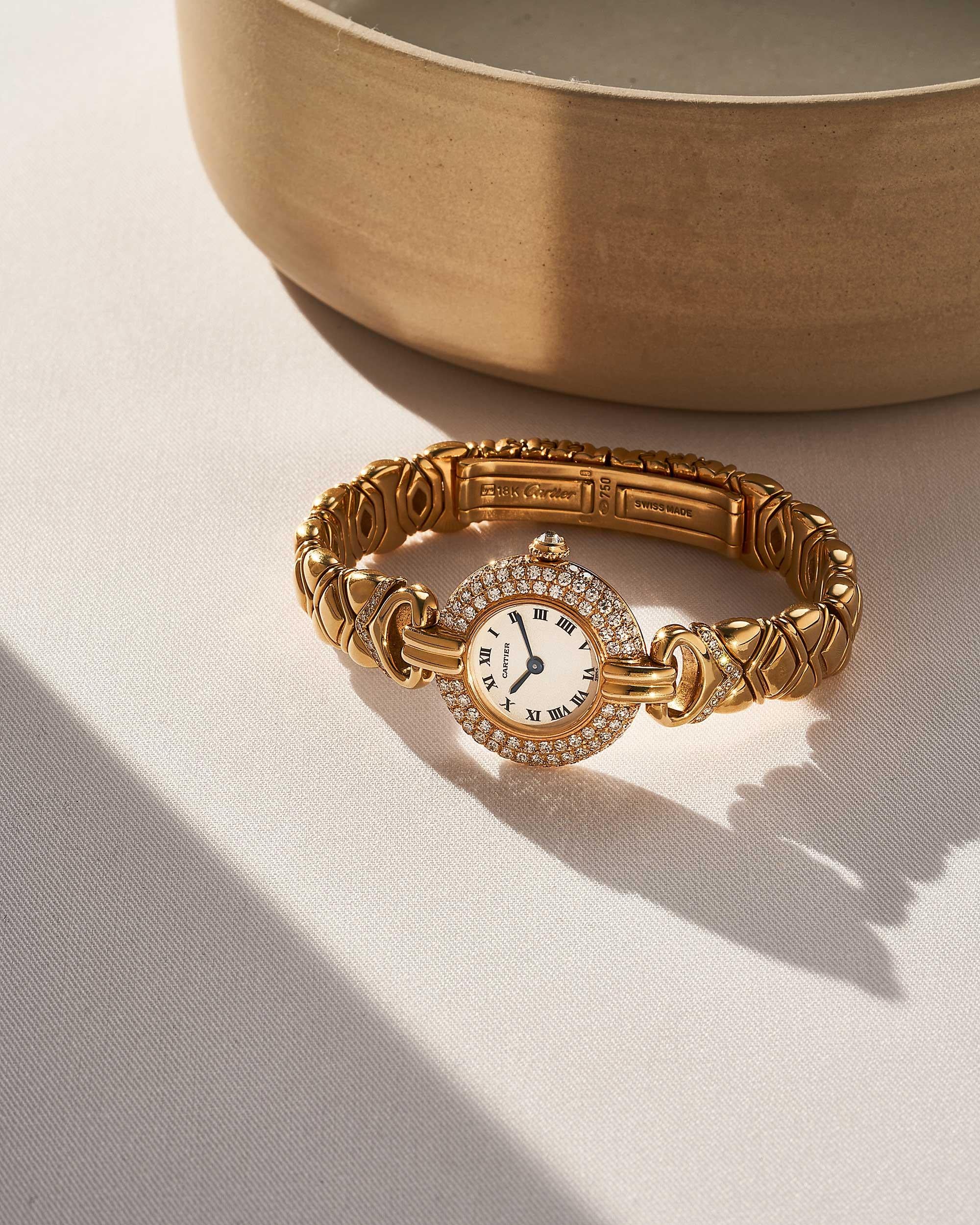 Cartier Tortue Ladies Watch with Diamond Bezel
Reference: WB 021 HG
Material: Yellow gold
Movement: Quartz
Diameter: 24mm
Dial: White
Bracelet: Yellow Gold
Diamonds: Original Cartier
Accessoires: Box and copy of the Cartier Certificate from 1991
