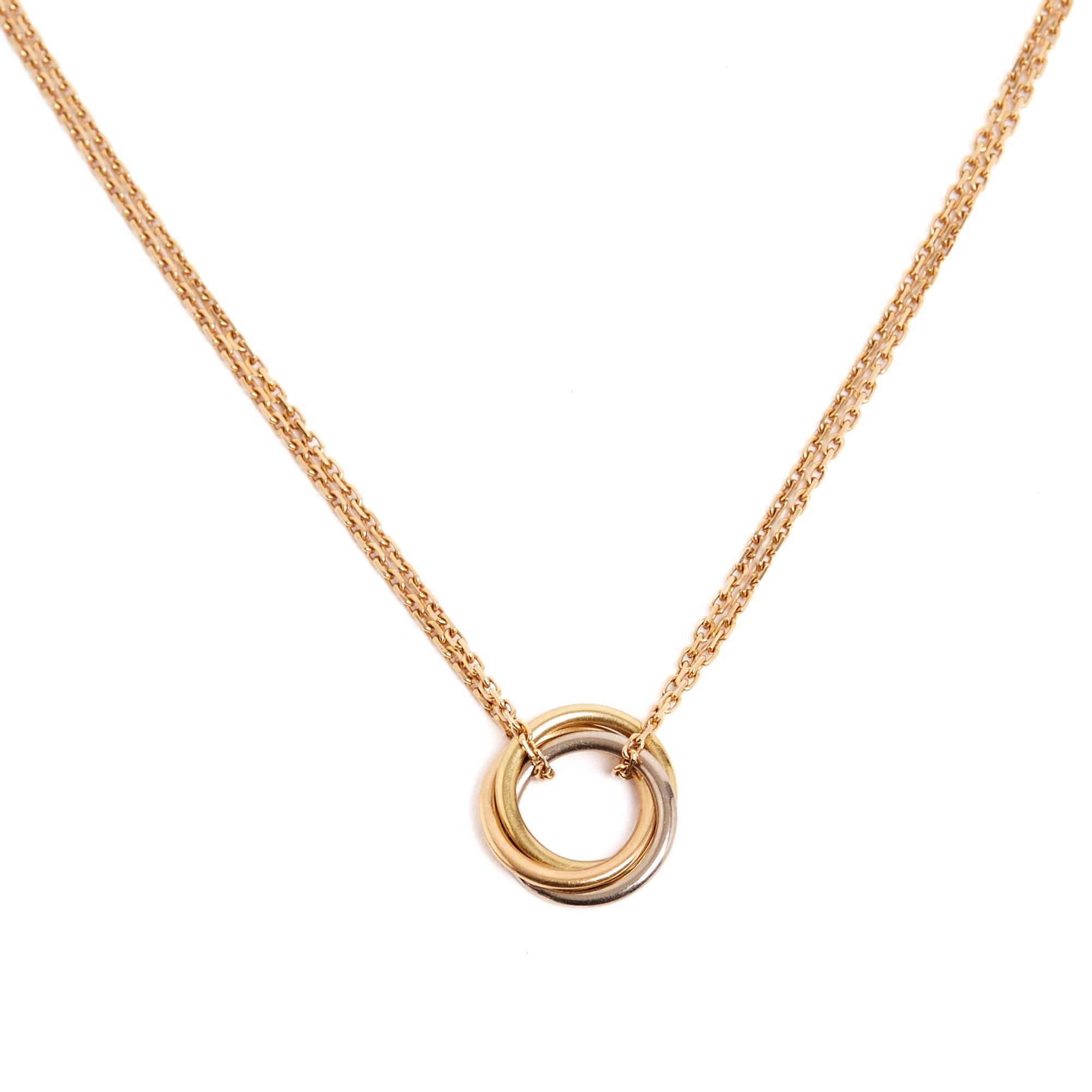 Collana Trinity, modello piccolo, ciondolo in oro bianco, oro rosa, oro giallo, catena in oro giallo 750/1000. Diametro del motivo 10,7 mm, lunghezza della catena regolabile da 36 a 40 cm, peso 3,86 grammi. La collana è in ottime condizioni ed è
