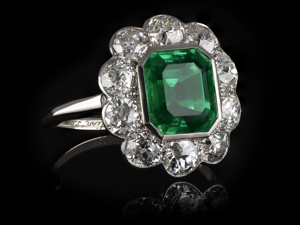 Cartier Colombian Emerald and Diamond Cluster Ring, English, circa 1920 In Good Condition For Sale In London, GB