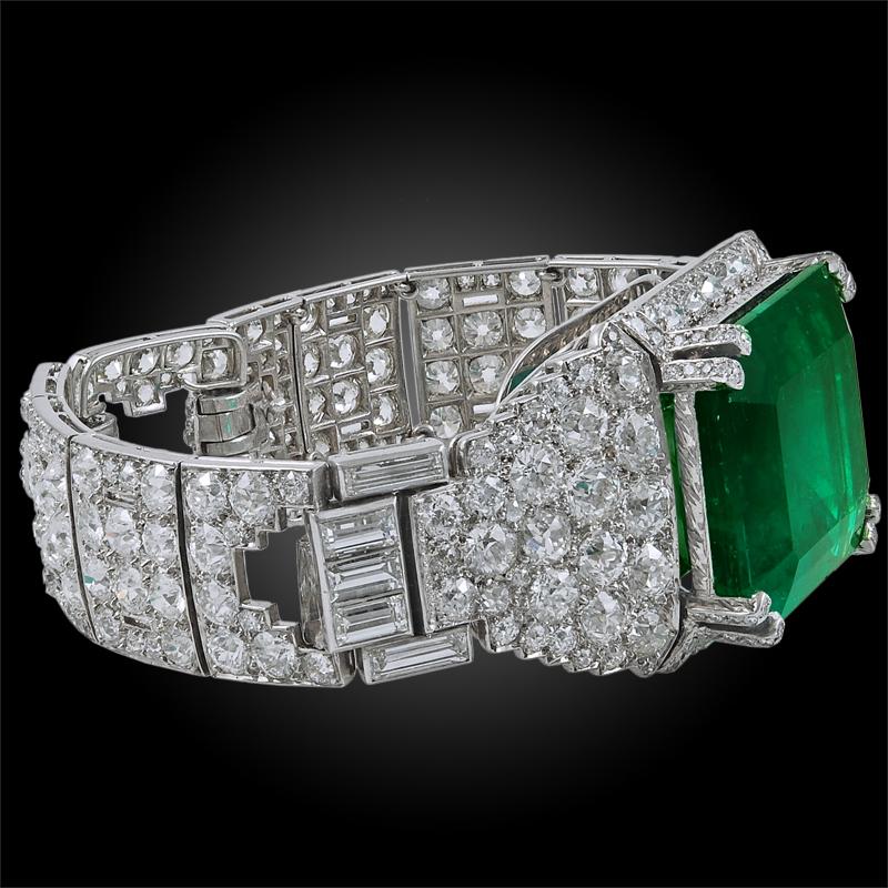 Un exceptionnel bracelet Cartier comprenant une phénoménale grande émeraude colombienne de taille rectangulaire pesant environ 58,98 carats, entourée d'une opulence de diamants de taille ronde et d'un bracelet ancien en diamants de taille baguette,