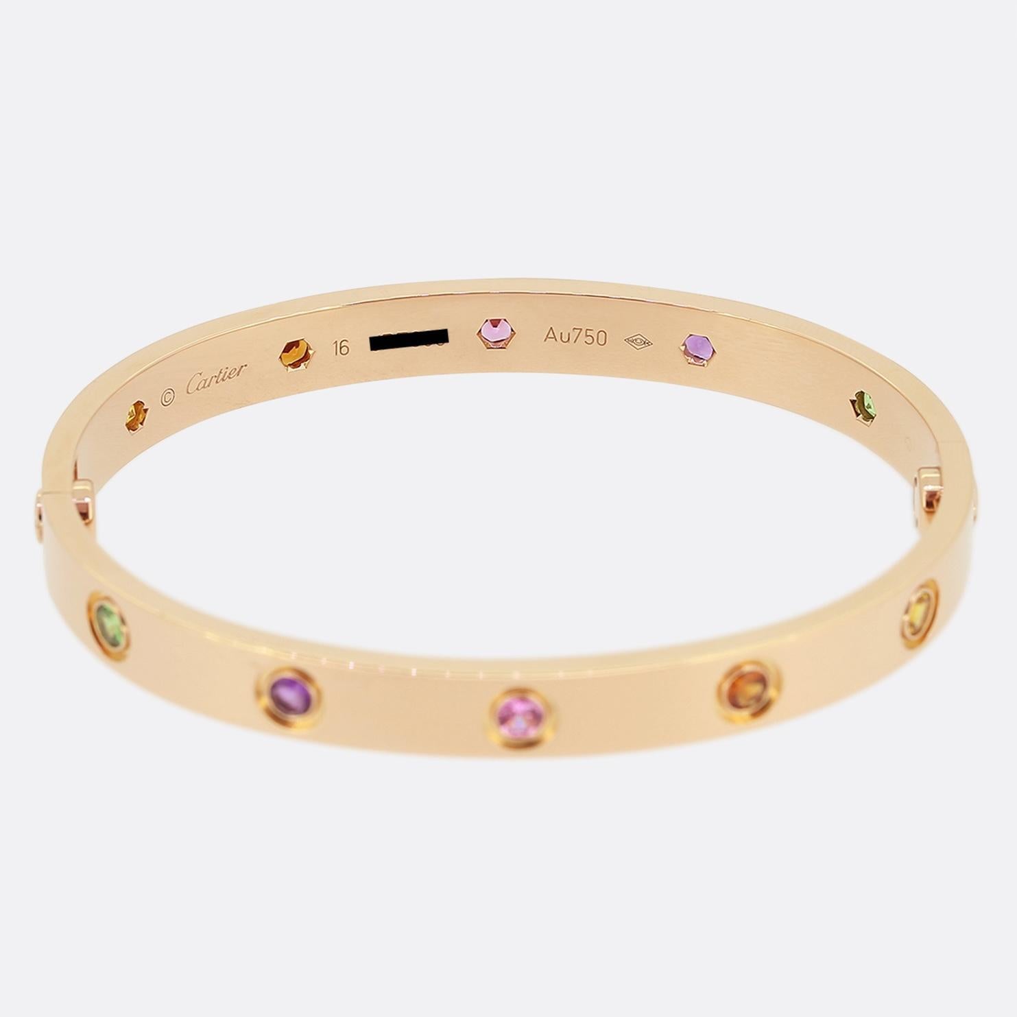 Voici un bracelet en or rose 18ct de la maison de joaillerie de luxe de renommée mondiale Cartier. Ce bracelet fait partie de la collection LOVE et présente dix pierres précieuses de couleur à côté du motif emblématique de la vis : améthystes,