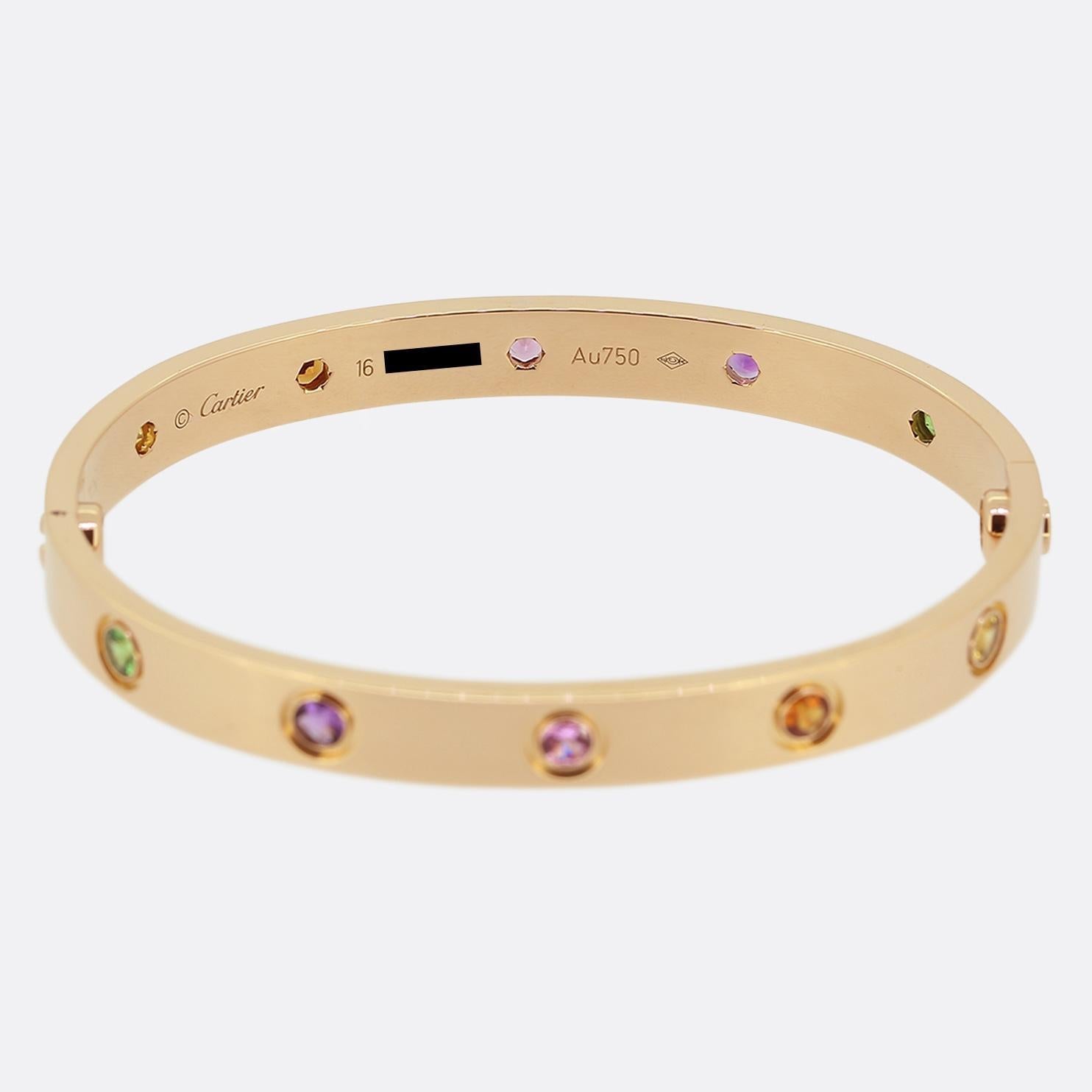 Aquí tenemos un brazalete de oro rosa de 18 ct de la mundialmente conocida casa de joyas de lujo Cartier. Este brazalete forma parte de la colección LOVE y presenta diez piedras preciosas de colores junto al icónico motivo del tornillo: amatistas,