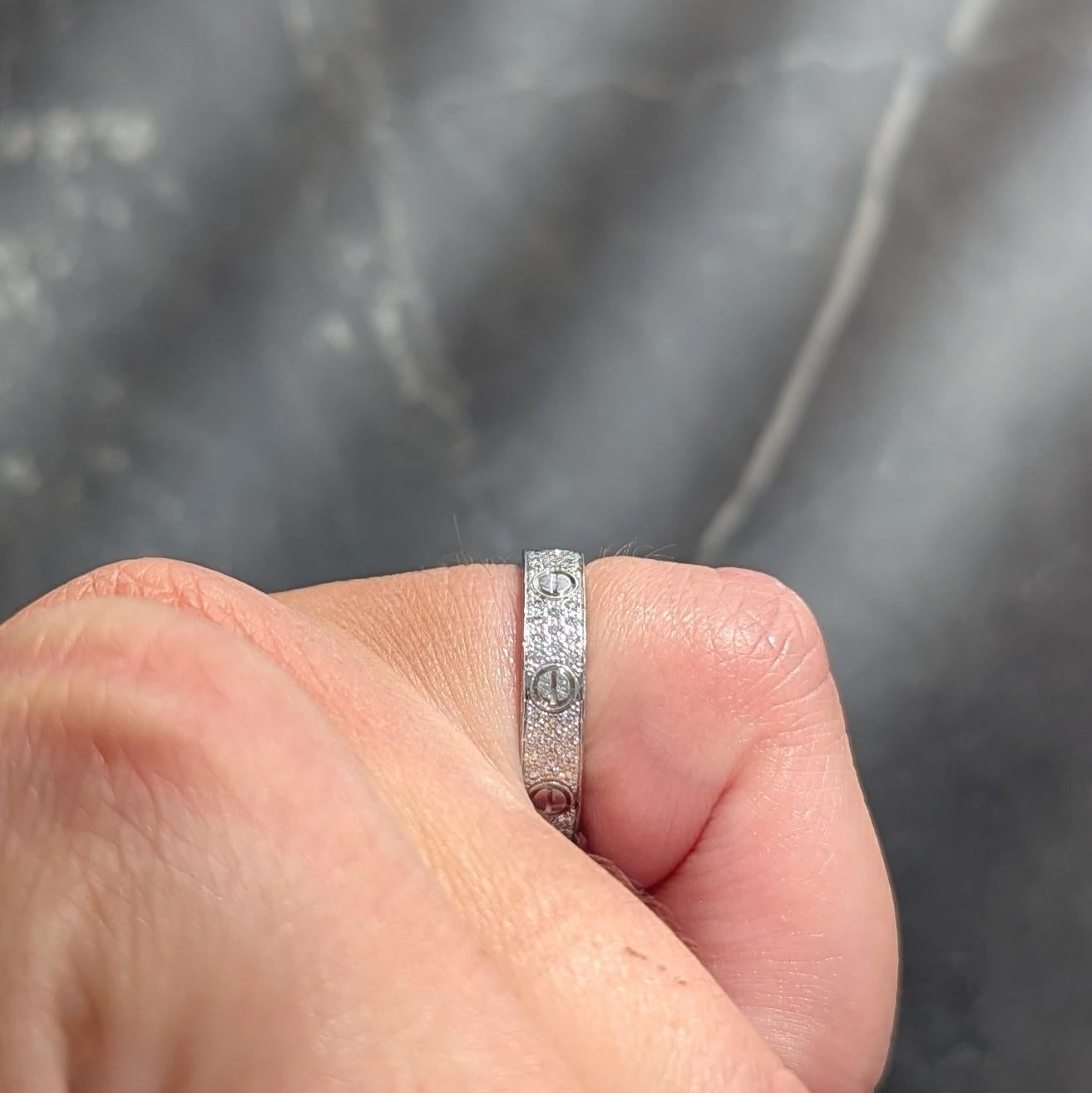 Bague unisexe en or blanc 18 carats à diamant contemporain Cartier High Love en vente 7